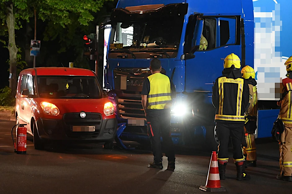 In Charlottenburg kollidierten ein Sattelzug und ein Kleintransporter.