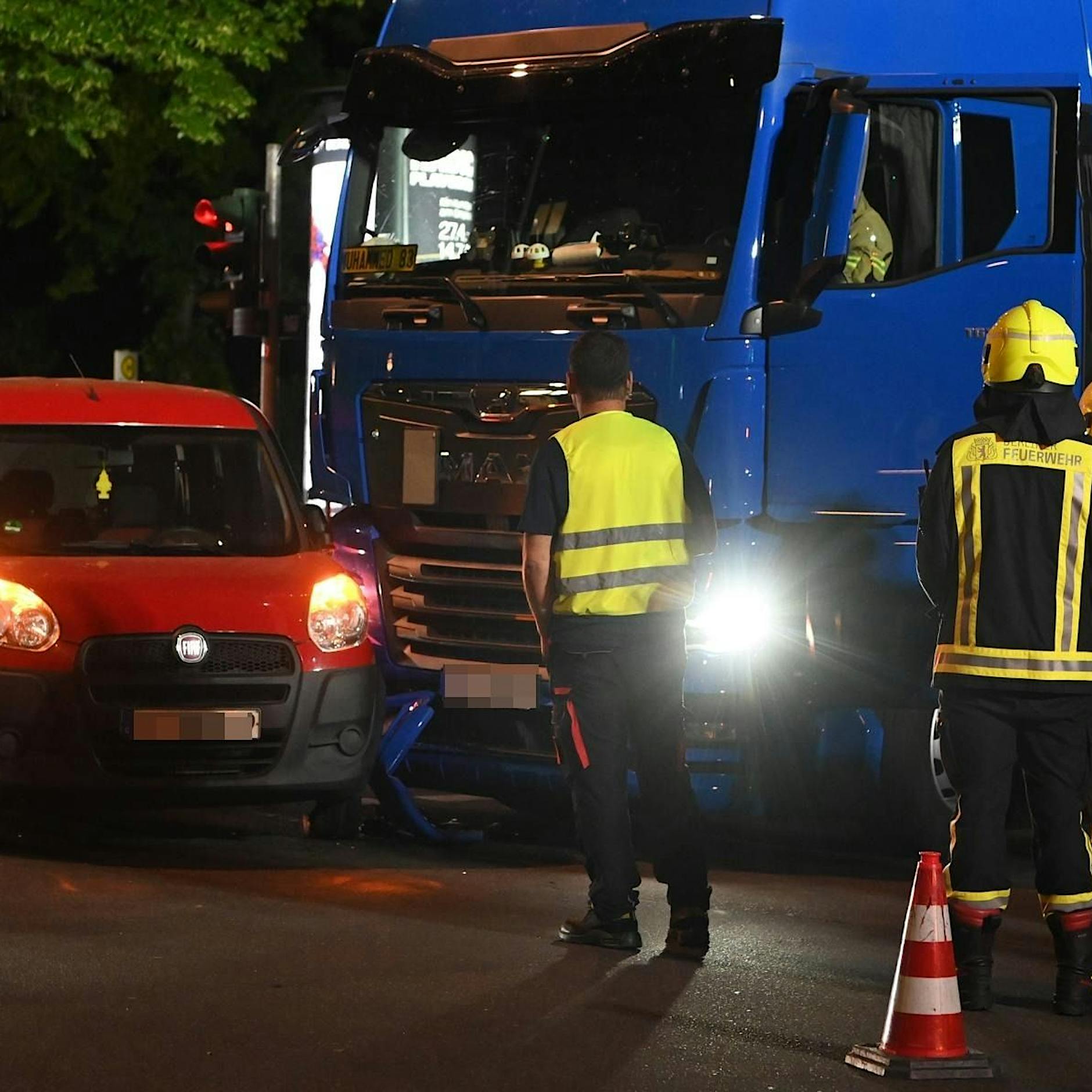Kreuzungsunfälle in Berlin: Verletzte und hoher Sachschaden