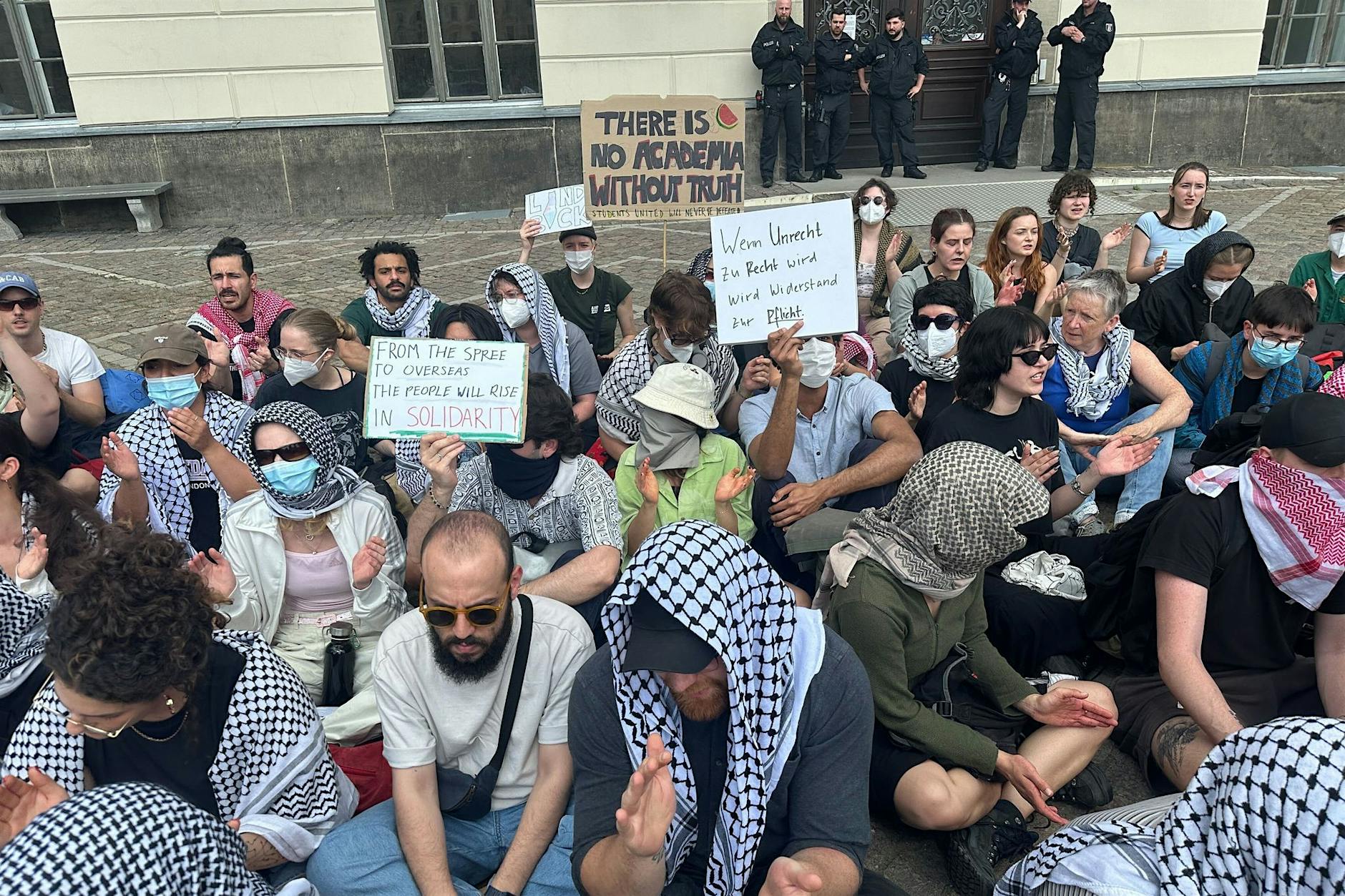 Berlin: Palästina-Demo vor Humboldt-Universität, Polizei schreitet ein, Festnahmen