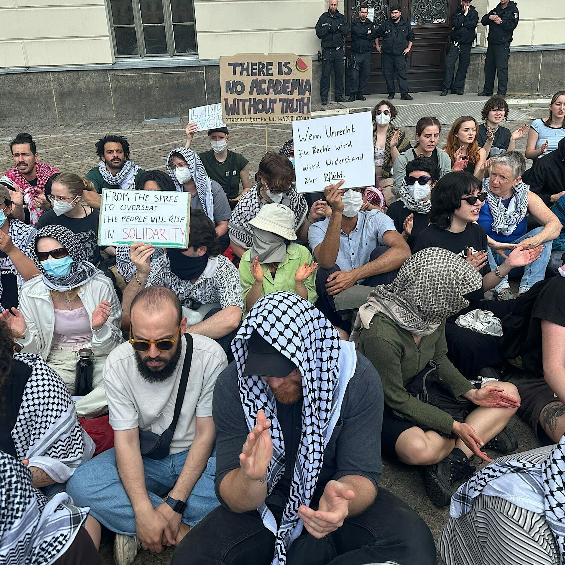 Berlin: Palästina-Demo vor Humboldt-Universität, Polizei schreitet ein, Festnahmen