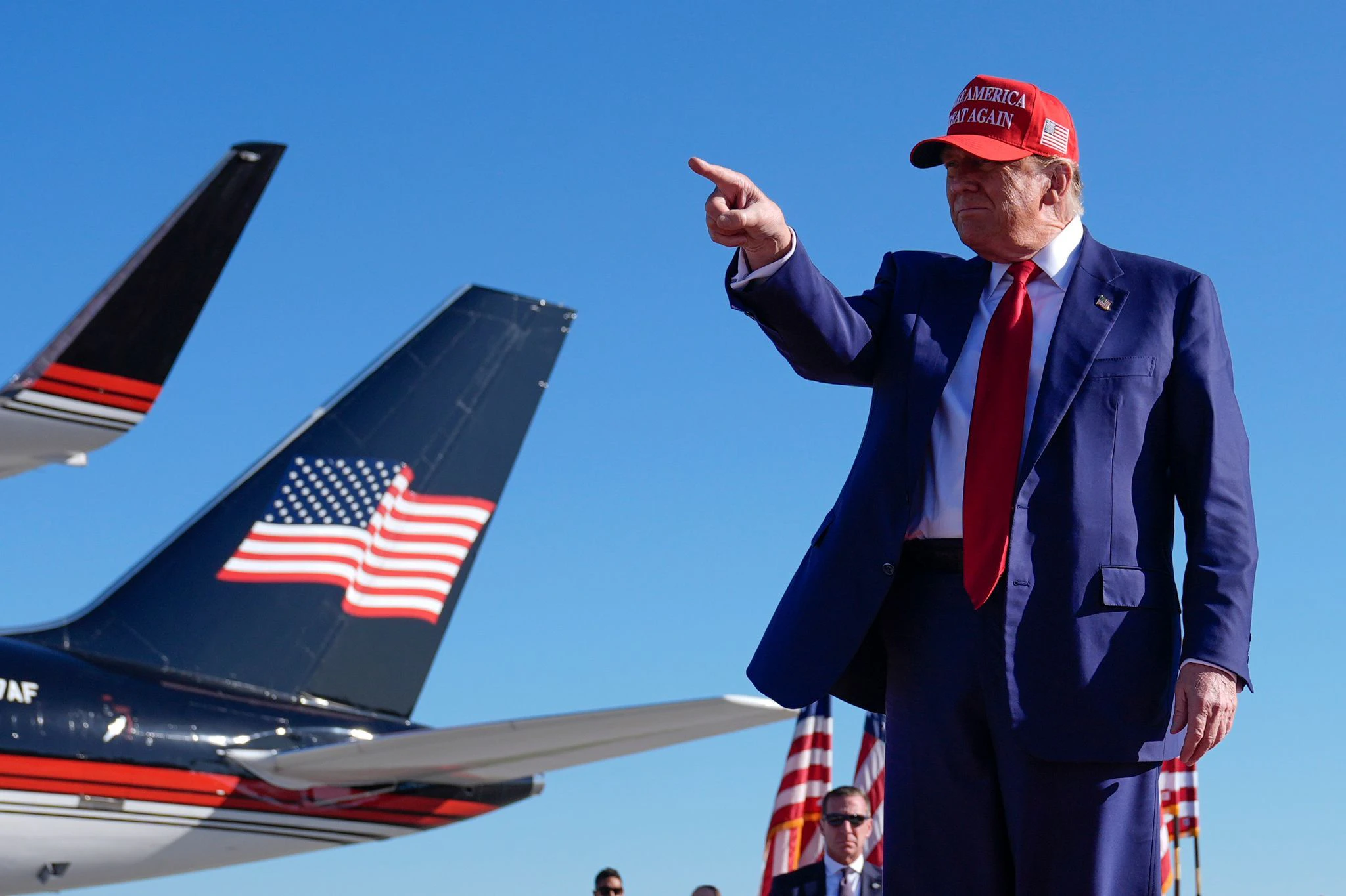 dpatopbilder - In gewohnter Pose und mit «MAGA»-Mütze: Der republikanische Präsidentschaftskandidat und Ex-Präsident Donald Trump beim Wahlkampf im US-Bundesstaat Michigan.  