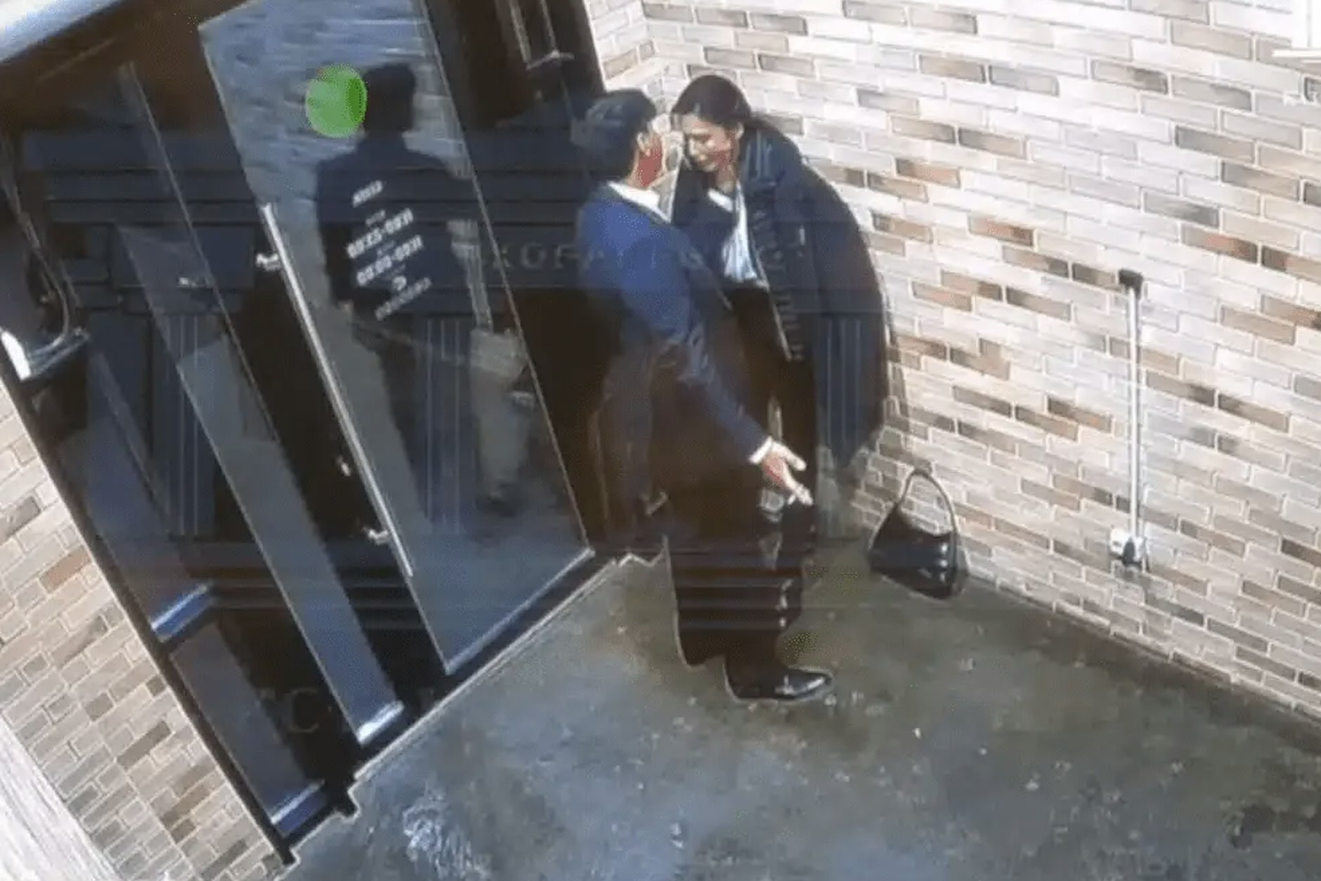 Bilder der Überwachungskamera zeigen, wie der Ex-Minister seine Frau bereits vor dem Restaurant würgt.