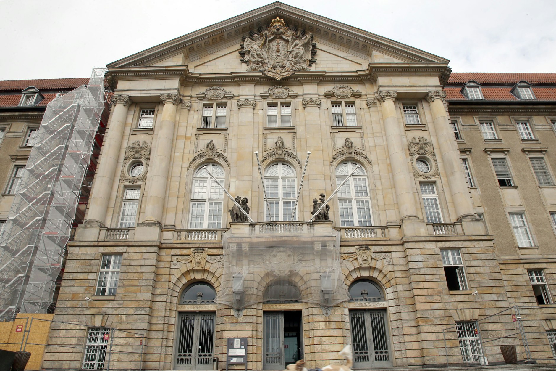 Ein 25-jähriger Berliner muss wegen der Unterstützung einer Terrororganisation in Haft.