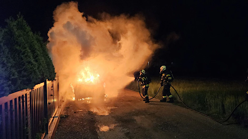 Das Auto eines Mitglieds der Zeugen Jehovas in der Gemeinde Premstätten im südlichen Bundesland Steiermark steht in Flammen.&nbsp;