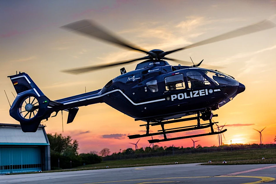 Mit 270 km/h durch die Luft: Der Polizei-Helikopter „Pirol“ hebt seit 20 Jahren zu Polizeieinsätzen in Berlin und Brandenburg ab.