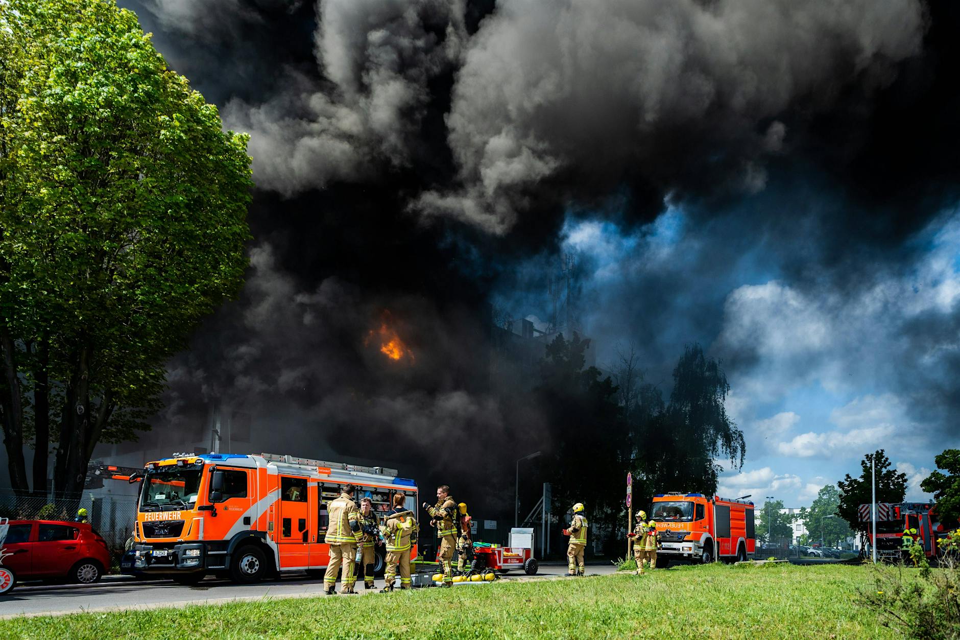 Lichterfelde: Brand bei Rüstungsunternehmen Diehl – Löscharbeiten dauern an