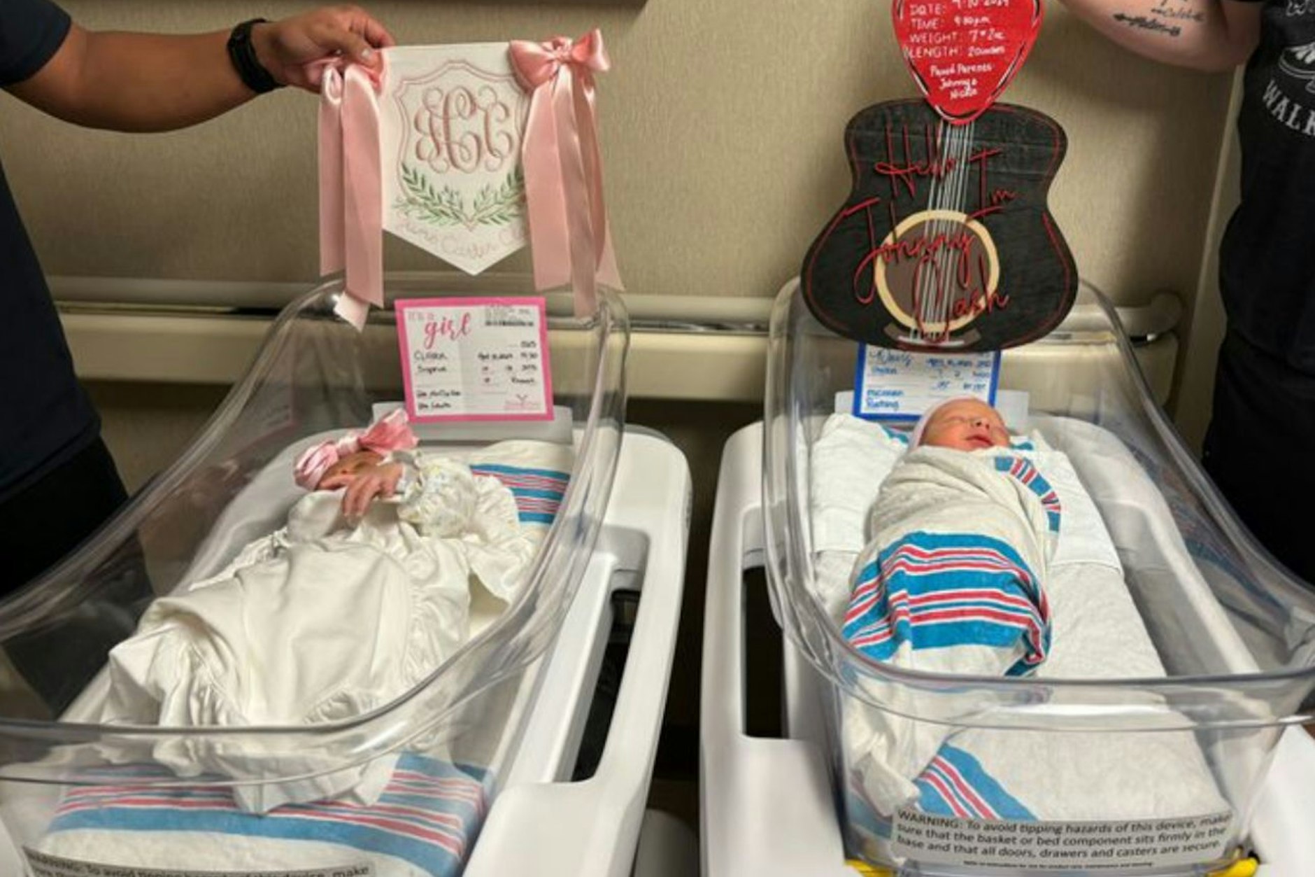 June Carter (l.) und Johnny Cash kamen wenige Stunden nacheinander auf die Welt.