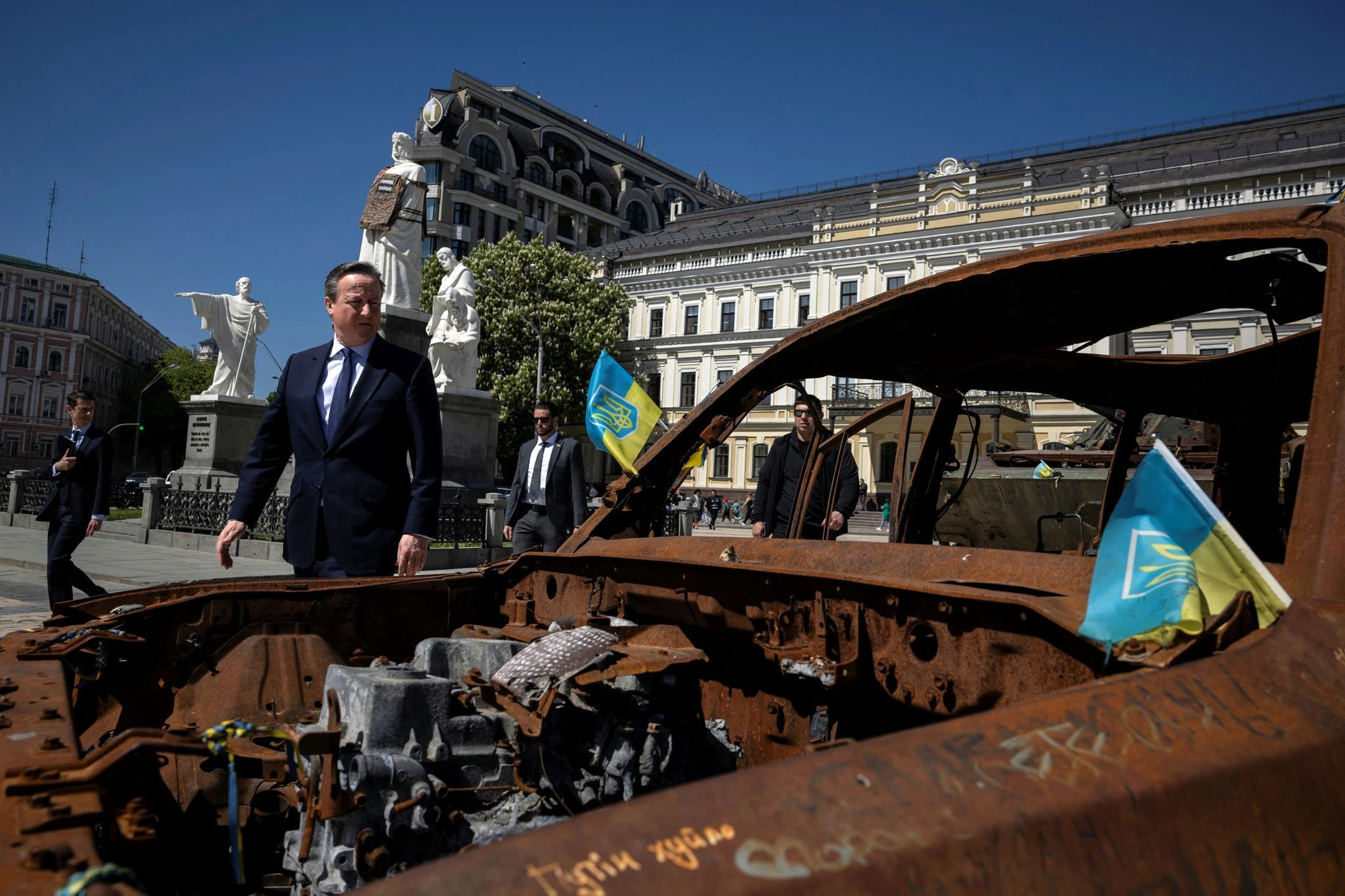 David Cameron auf dem Platz des Heiligen Michael in Kiew, wo zerstörte russische Militärfahrzeuge ausgestellt sind.  
