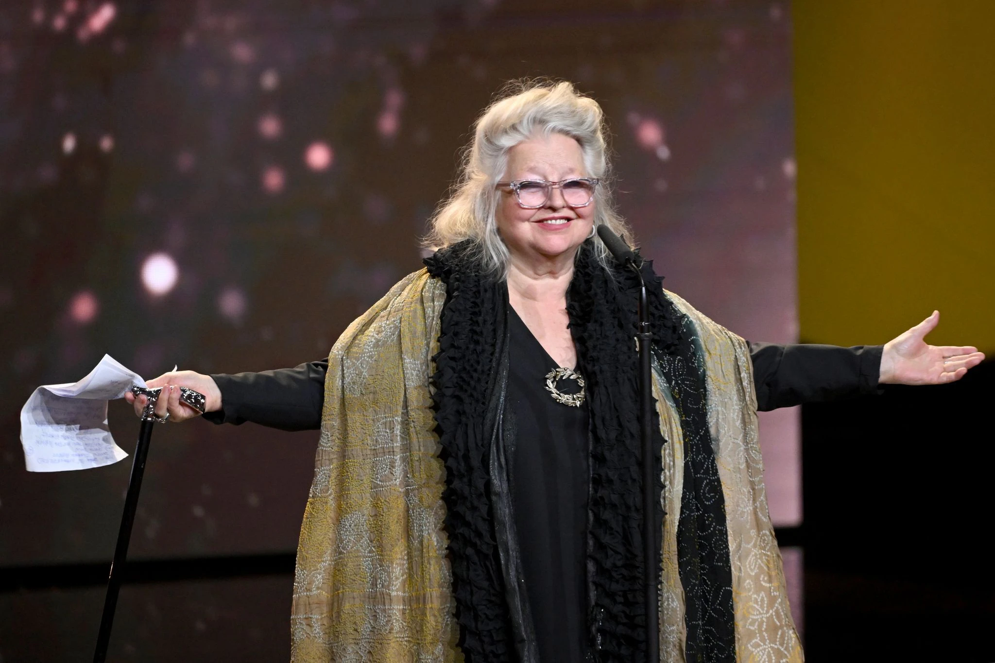 <strong>FLOP:</strong> <strong>Hanna Schygulla</strong> wurde mit dem Ehrenpreis ausgezeichnet und nahm dies gleich zum Anlass, noch mal eben 30 Meter Stoff zu präsentieren. Warum? Wir wissen es nicht, freuen uns aber mit ihr. Immerhin ist die 80-Jährige eine der wenigen Schauspielerinnen von Weltrang an diesem Abend. Da verzeiht man auch dieses Outfit.&nbsp;