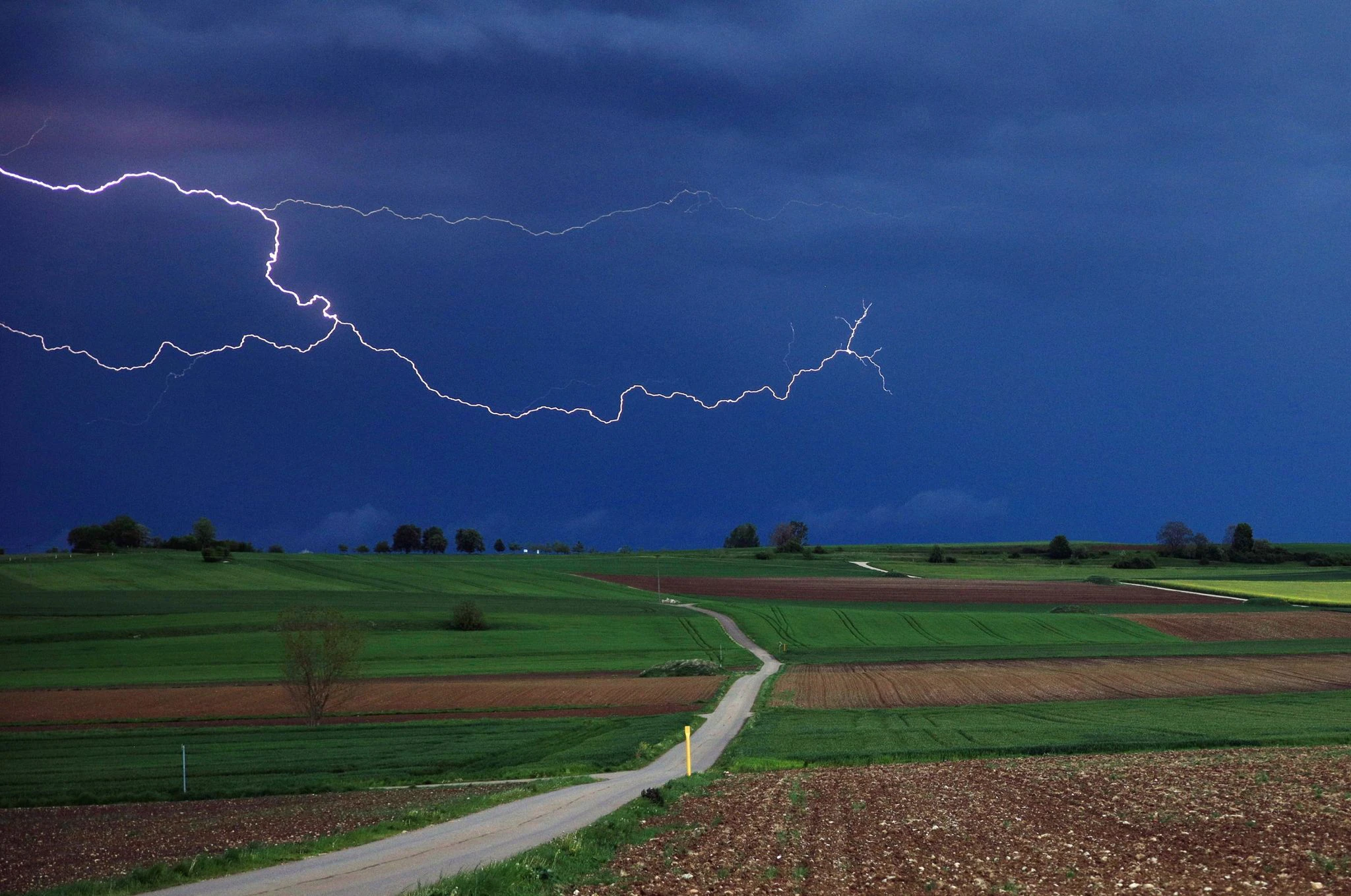 dpatopbilder - Unwetter in Teilen Westdeutschlands. Heute soll sich die Lage wieder etwas entspannen.  