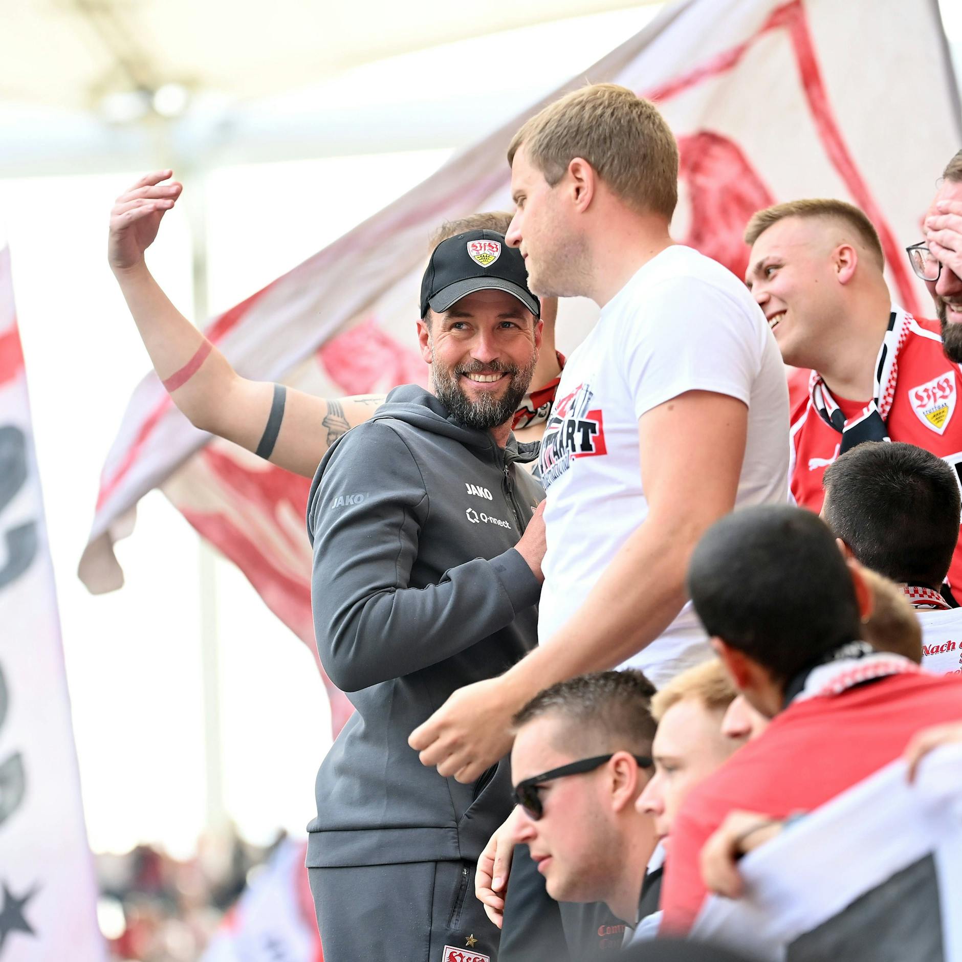 Stuttgarts Trainer Sebastian Hoeneß jubelt mit den Fans in der Kurve und stieg auf den Zaun.