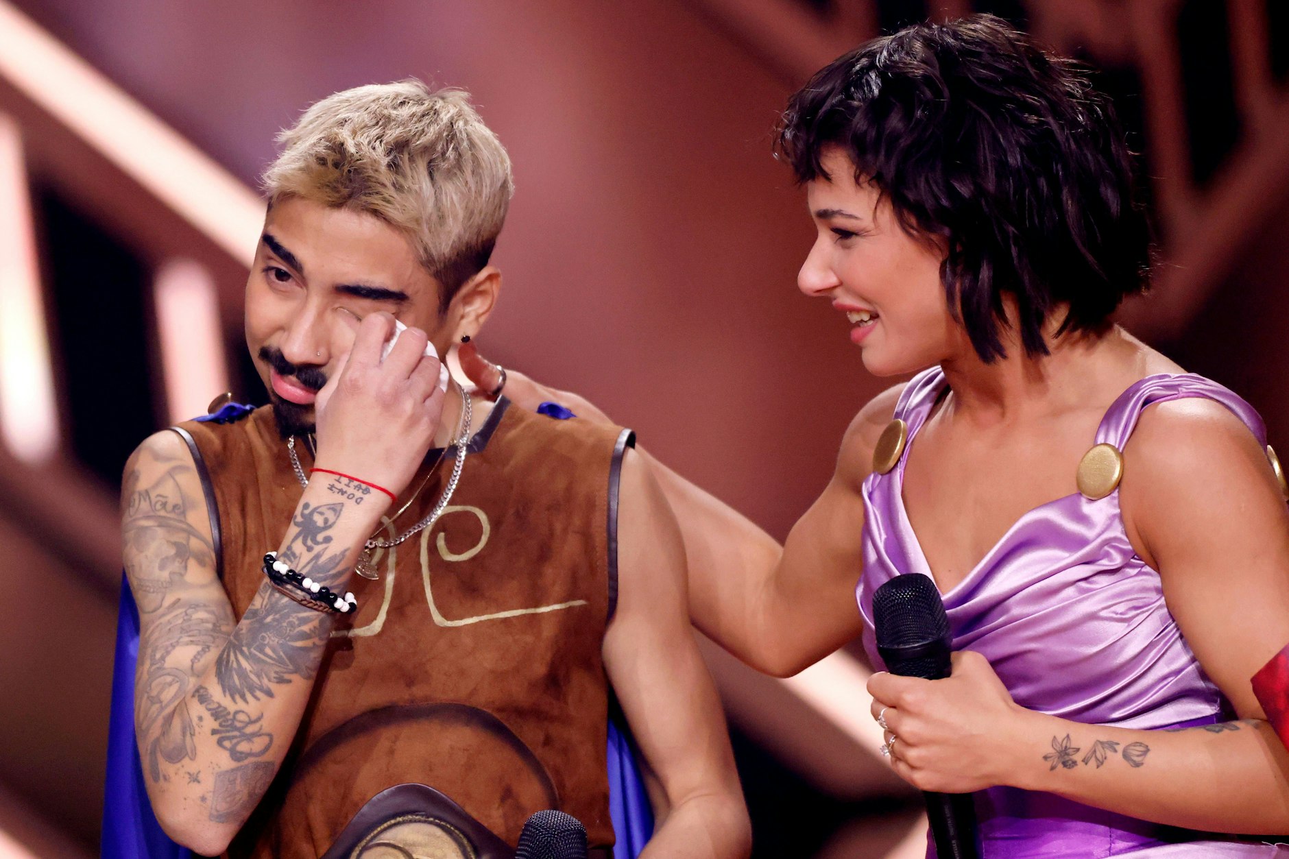 Tony Bauer musste krankheitsbedingt bei „Let’s Dance“ aufgeben. Seine Profitänzerin Tänzerin Anastasia Stan tröstet ihn. 