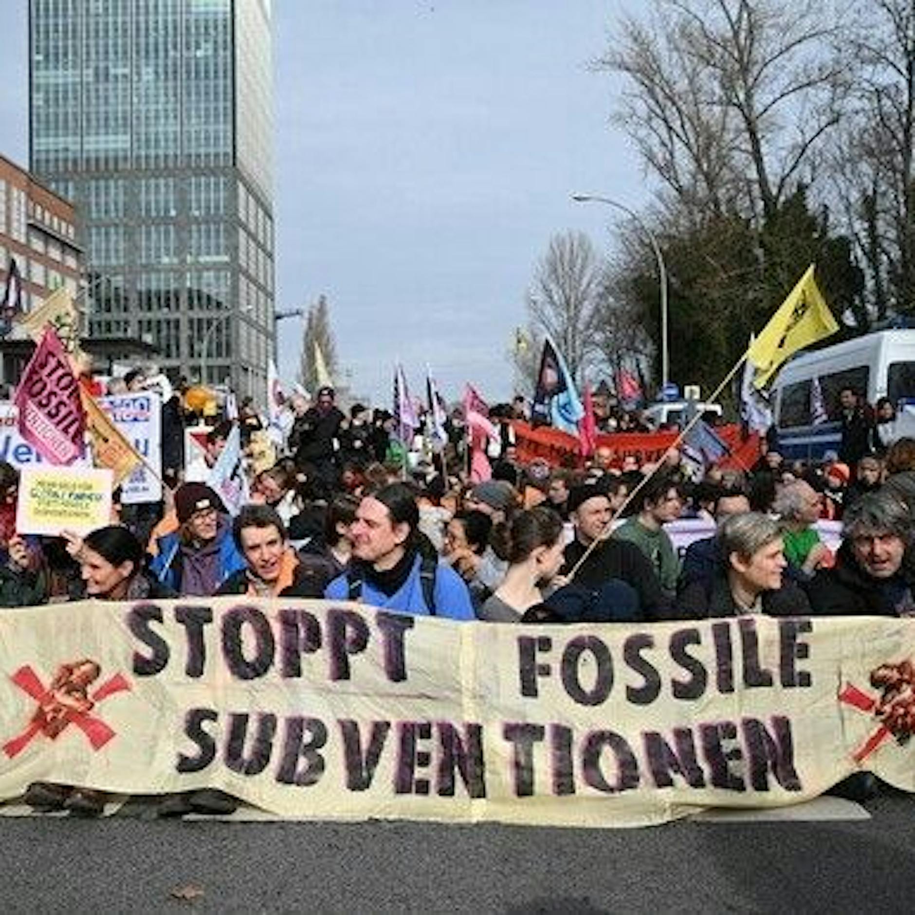 Klimaaktivisten blockieren Samstag Elsenbrücke in Berlin