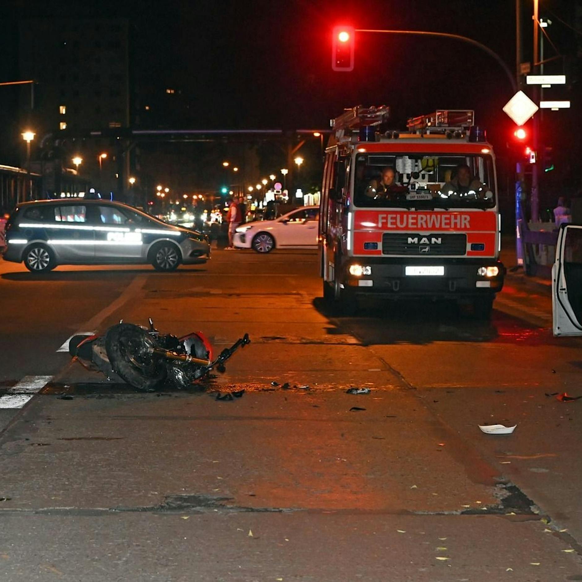 Unfall in Berlin-Mitte: Autofahrer fährt Motorradfahrer an