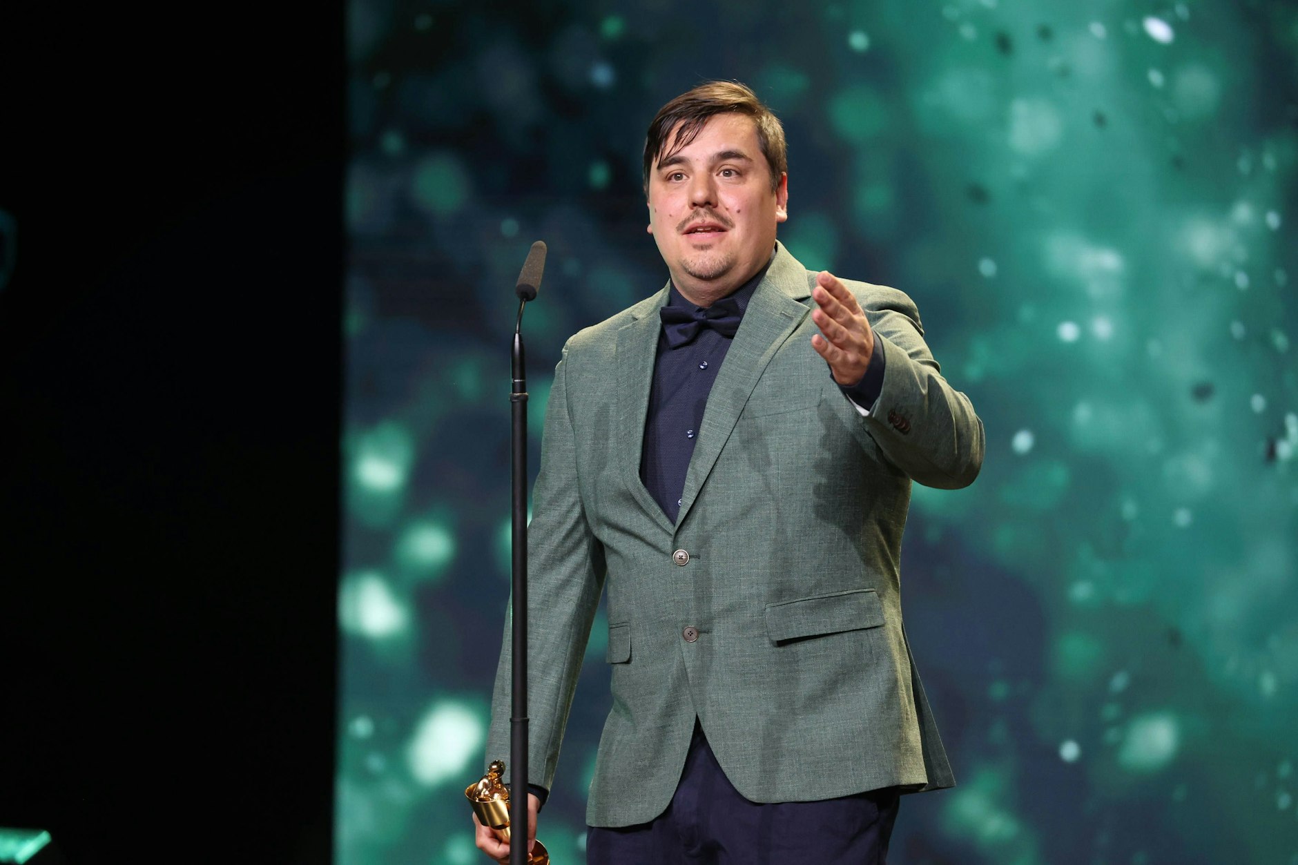 <strong>FLOP:</strong> <strong>Roland Stuprich</strong> gewann den Preis für die beste Kamera in „Die Theorie von Allem“, musste aber anschließend gleich weiter zur Eröffnung eines großen Autohauses in Lichterfelde (Steglitz) und war wenigstens dafür schon mal richtig angezogen.&nbsp;