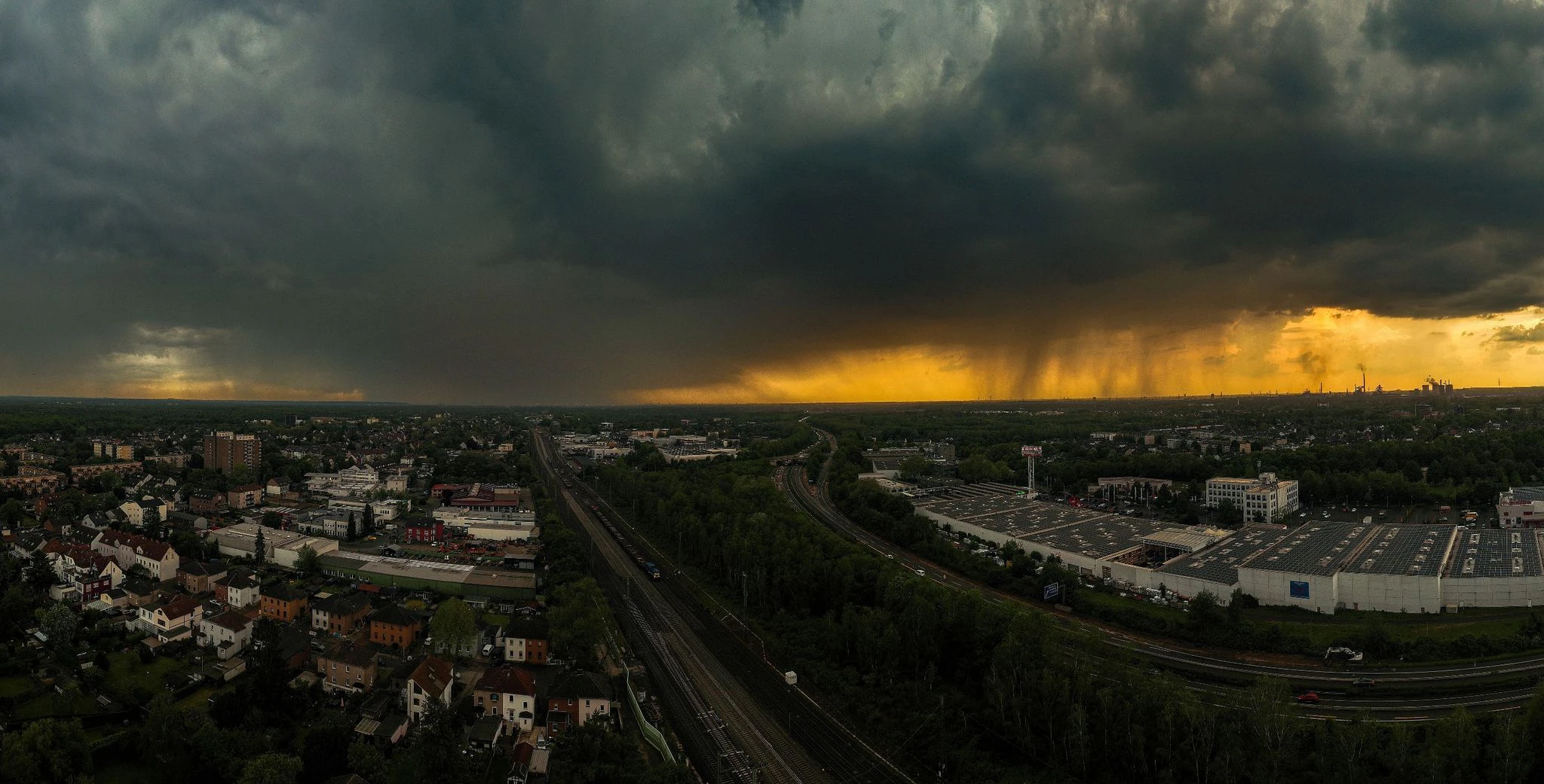 Über Duisburg hat sich der Himmel verdunkelt.  