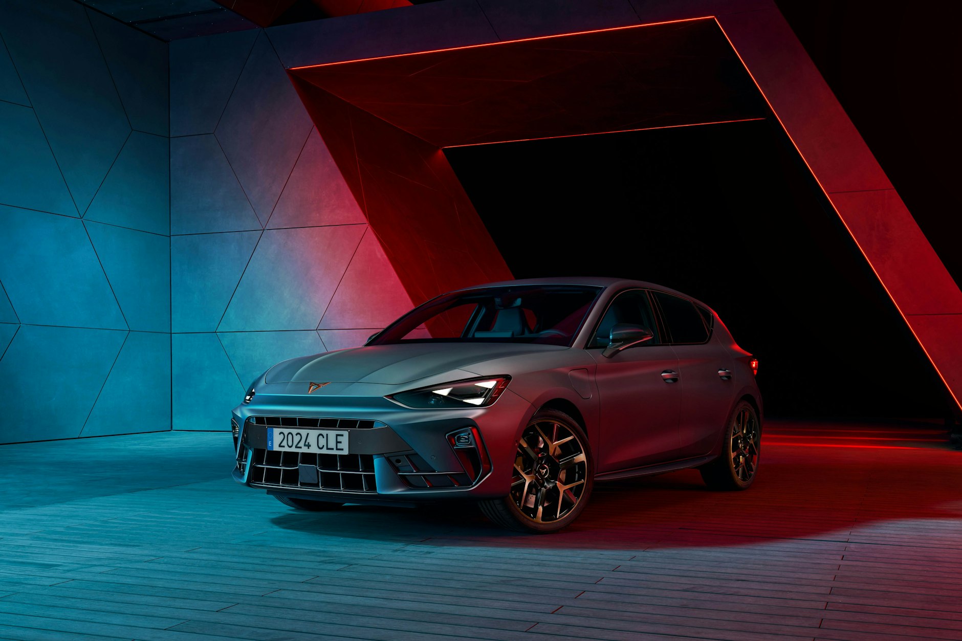 Der Cupra Leon wird aufgefrischt: Den Kombi gibt es demnächst mit bis zu 333 PS, den Fünftürer mit bis zu 300 PS.