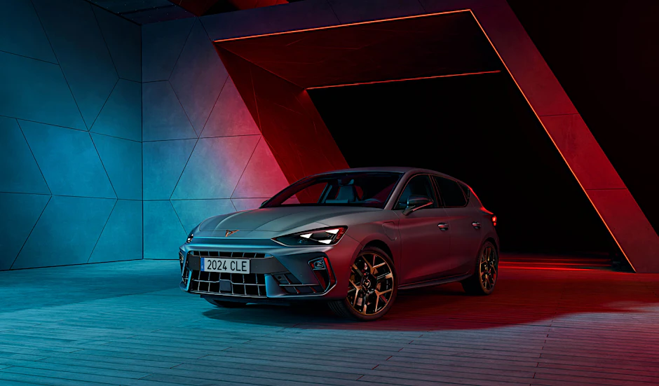 Der Cupra Leon wird aufgefrischt: Den Kombi gibt es demnächst mit bis zu 333 PS, den Fünftürer mit bis zu 300 PS.