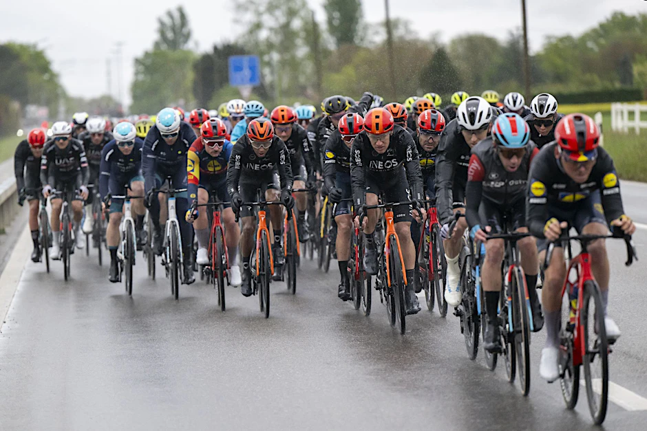 Das Fahrerfeld der Tour de Romandie im Regen.  a