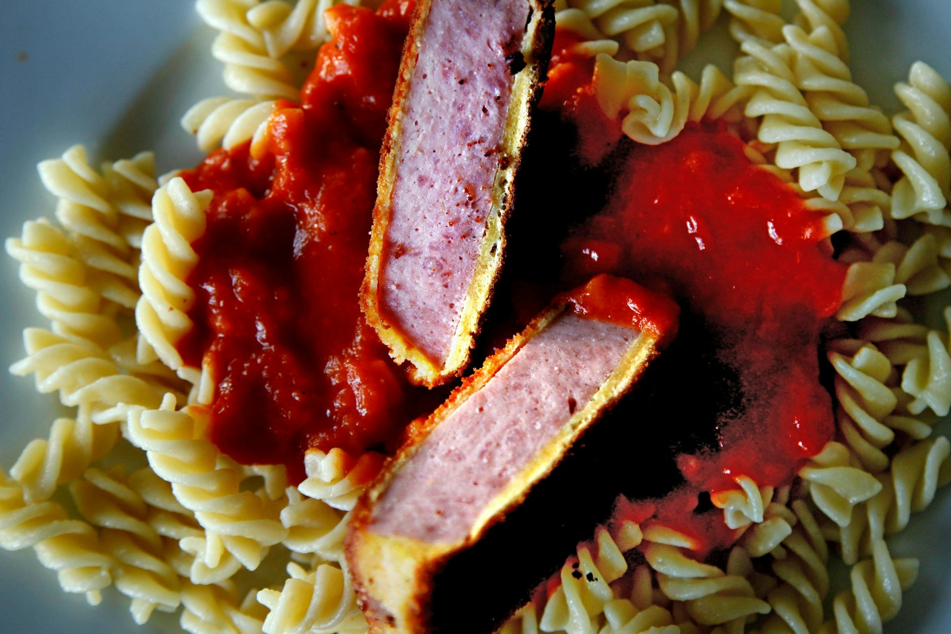 Die leckere Tomatensauce gab es oft zu panierten Jagdwurstscheiben als „Jägerschnitzel“.