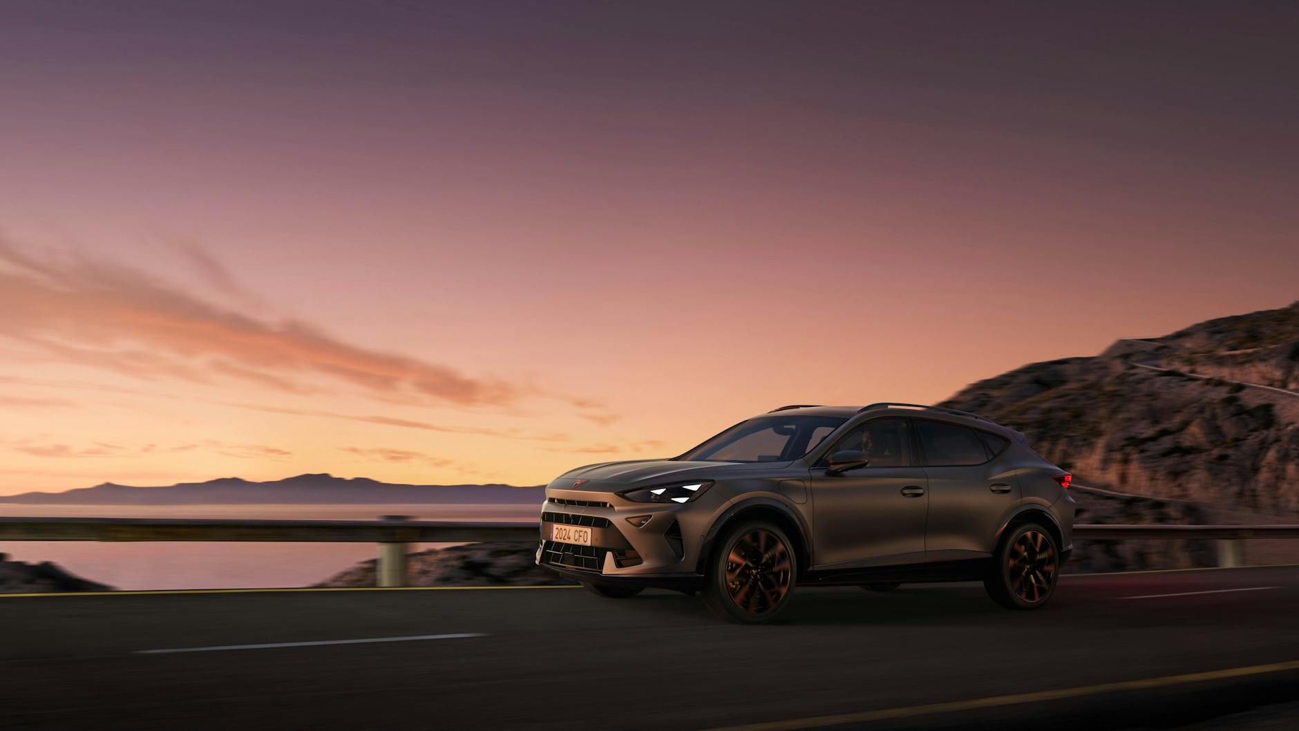 Der Cupra Formentor: Der aggressive Look der Front wird durch die dreieckigen Matrix-LED-Leuchten und den großen, breiten unteren Ausschnitt definiert.