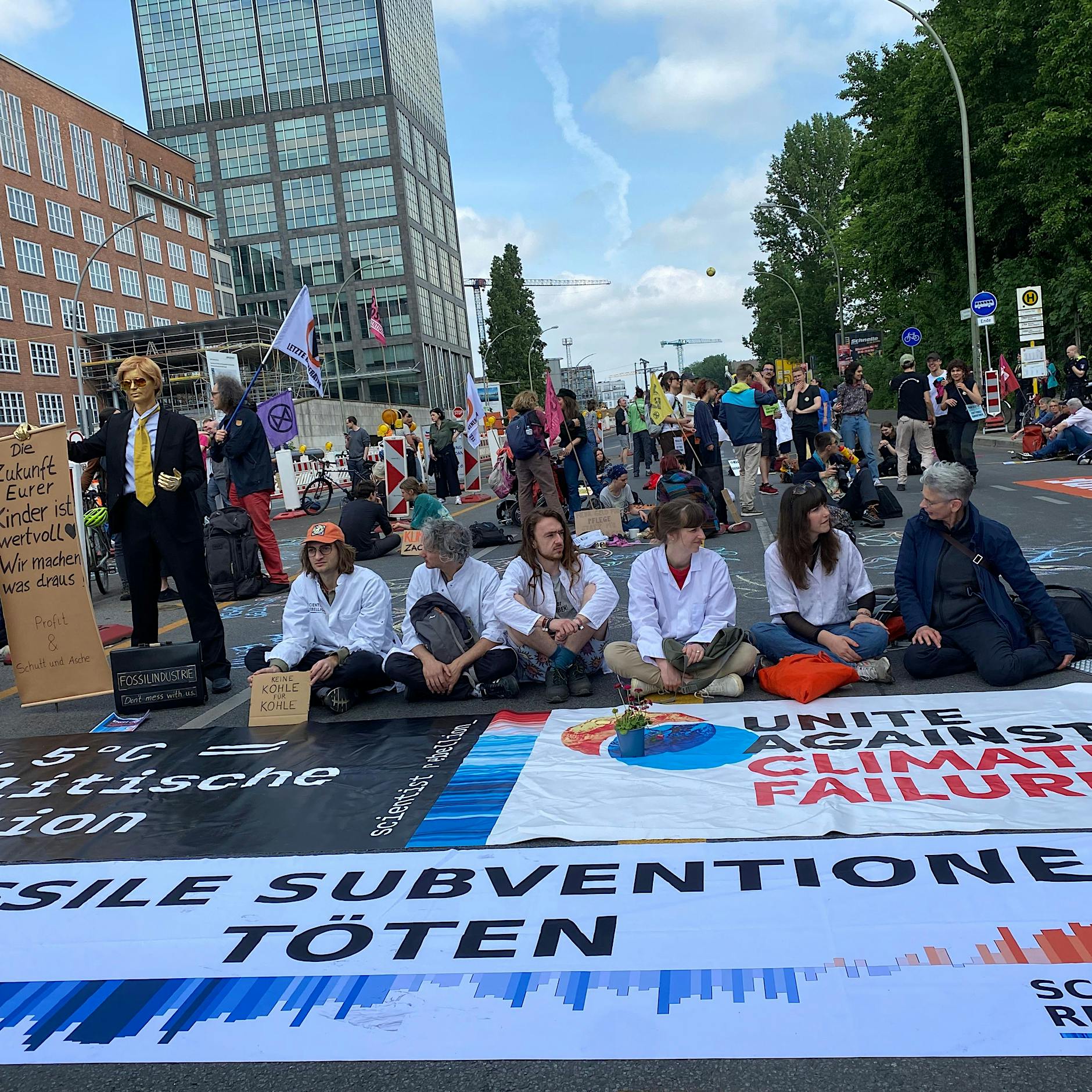 Klimaaktivisten blockieren Samstag Elsenbrücke in Berlin