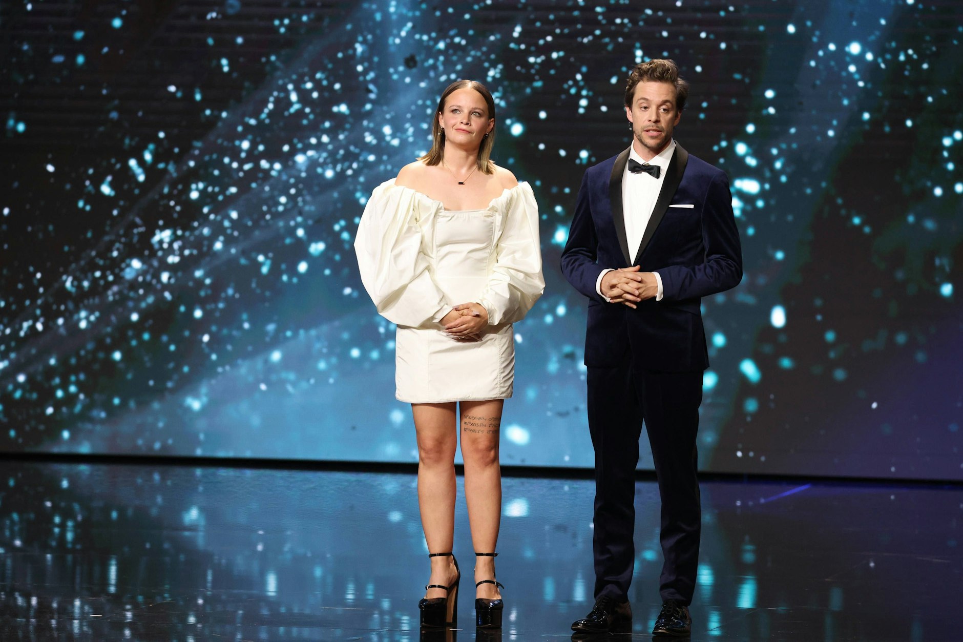 <strong>FLOP:</strong>&nbsp;Kurz vor der Preisverleihung stolperte <strong>Jasna Fritzi Bauer</strong> (hier mit Tobias Krell) in ihrem Hotelzimmer in die Fassung einer Ikea-Lampe, aus der sie es leider den ganzen Abend nicht mehr herausschaffte. Lächeln! Einfach lächeln!