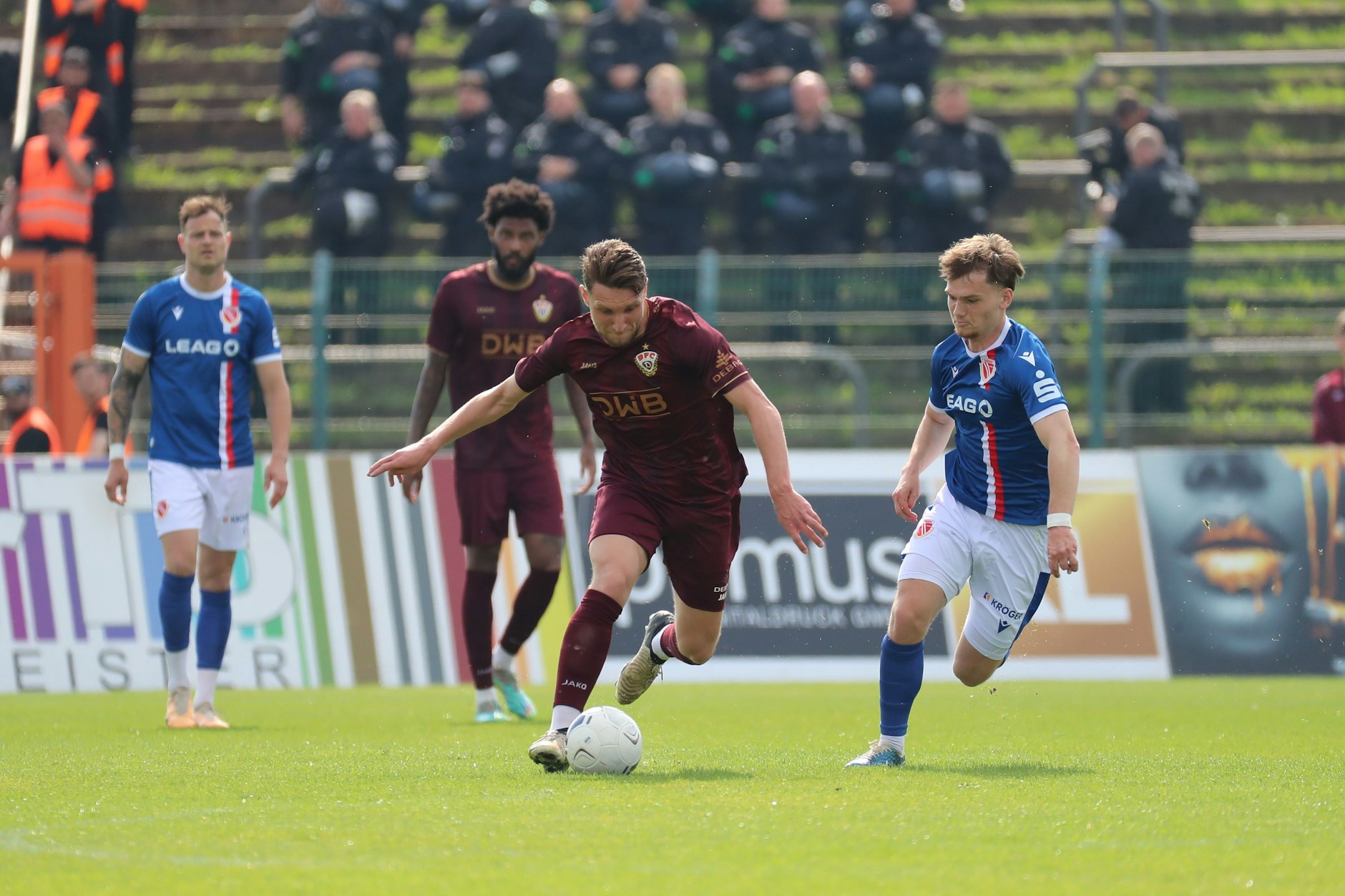 Dynamos Amar Suljic im Laufduell mit dem Cottbuser Janis Juckel. Der BFC bemühte sich, verlor am Ende das Heimspiel gegen den Tabellenführer aus der Lausitz.