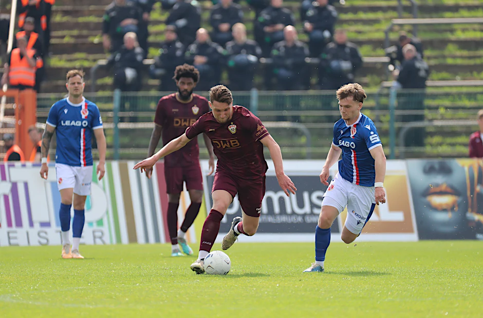 Dynamos&nbsp; Amar Suljic im Laufduell mit dem Cottbuser Janis Juckel. Der BFC bemühte sich, verlor am Ende das Heimspiel gegen den Tabellenführer aus der Lausitz.
