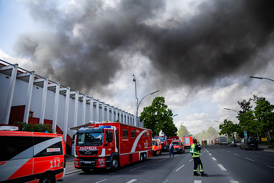 Die Kräfte der Berliner Feuerwehr sind bei dem Brand in Lichterfelde auch am Samstag im Einsatz.