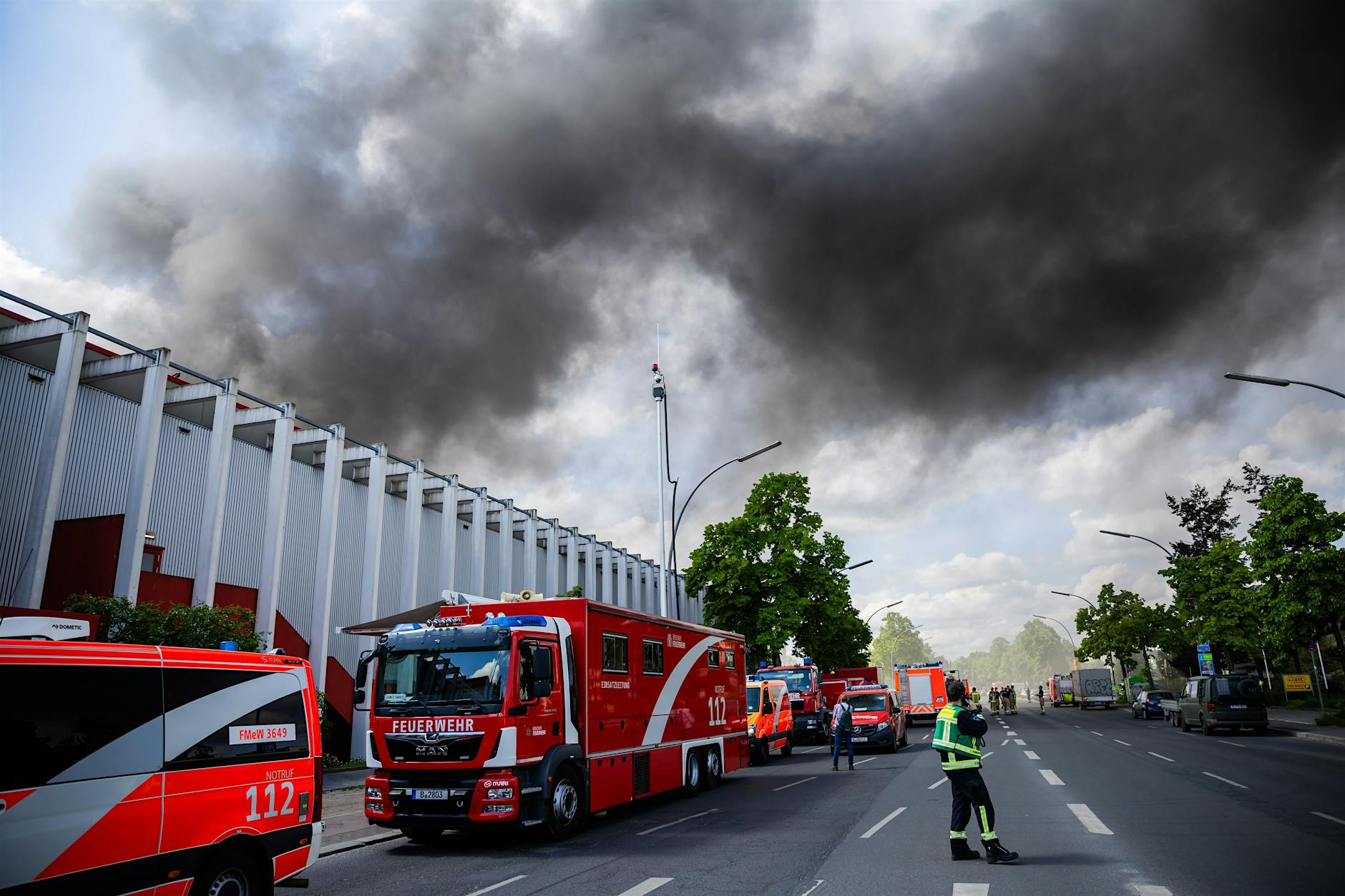 Brand in Lichterfelde: Feuerwehr muss Fabrikhalle niederreißen +++ Warnung vor Giftwolke