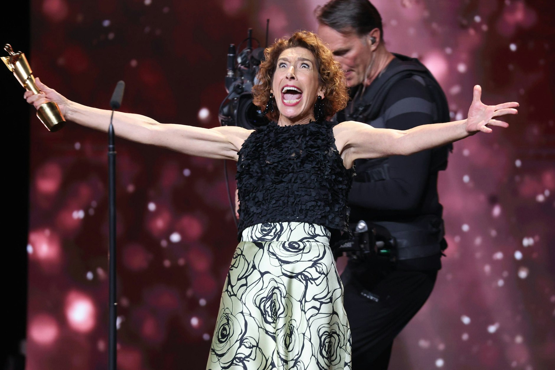 So sieht Freude aus: Adele Neuhauser gewann den Preis als beste Nebendarstellerin in „15 Jahre“. Auch ihr Kleid ist preisverdächtig.