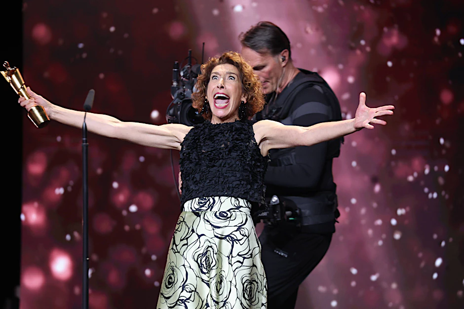So sieht Freude aus: Adele Neuhauser gewann den Preis als beste Nebendarstellerin in „15 Jahre“. Auch ihr Kleid ist preisverdächtig.