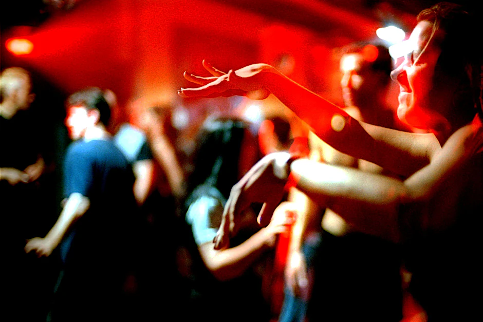 Gäste einer Party tanzen zu Technomusik&nbsp;