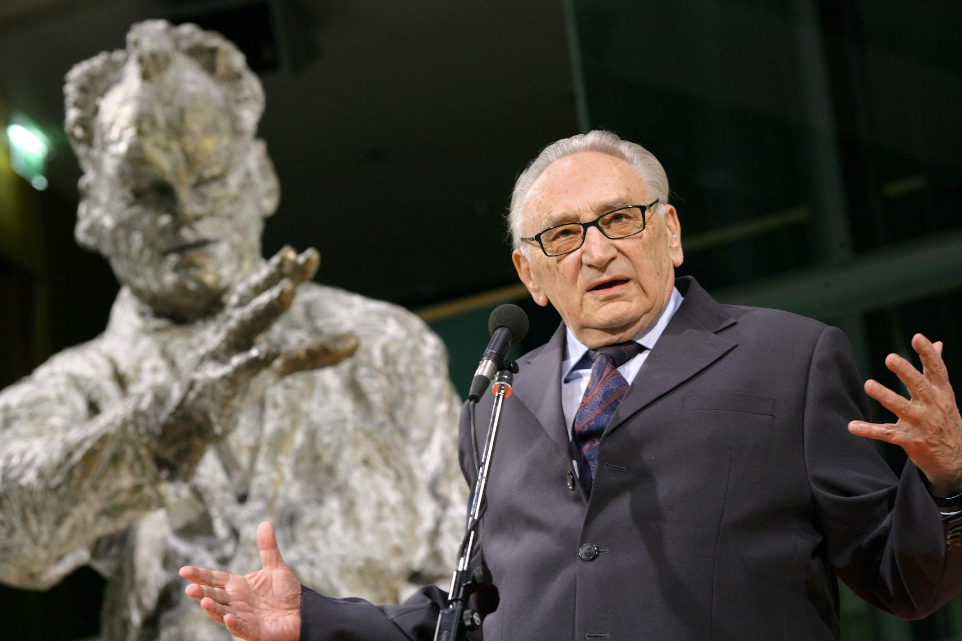 Der SPD-Politiker Egon Bahr spricht am 19.03.2007 in Berlin im Willy-Brandt-Haus beim SPD-Empfang zu seinem 85. Geburtstag vor der Statue von Willy Brandt zu den Gästen. Egon Bahr ist im Alter von 93 Jahren gestorben.