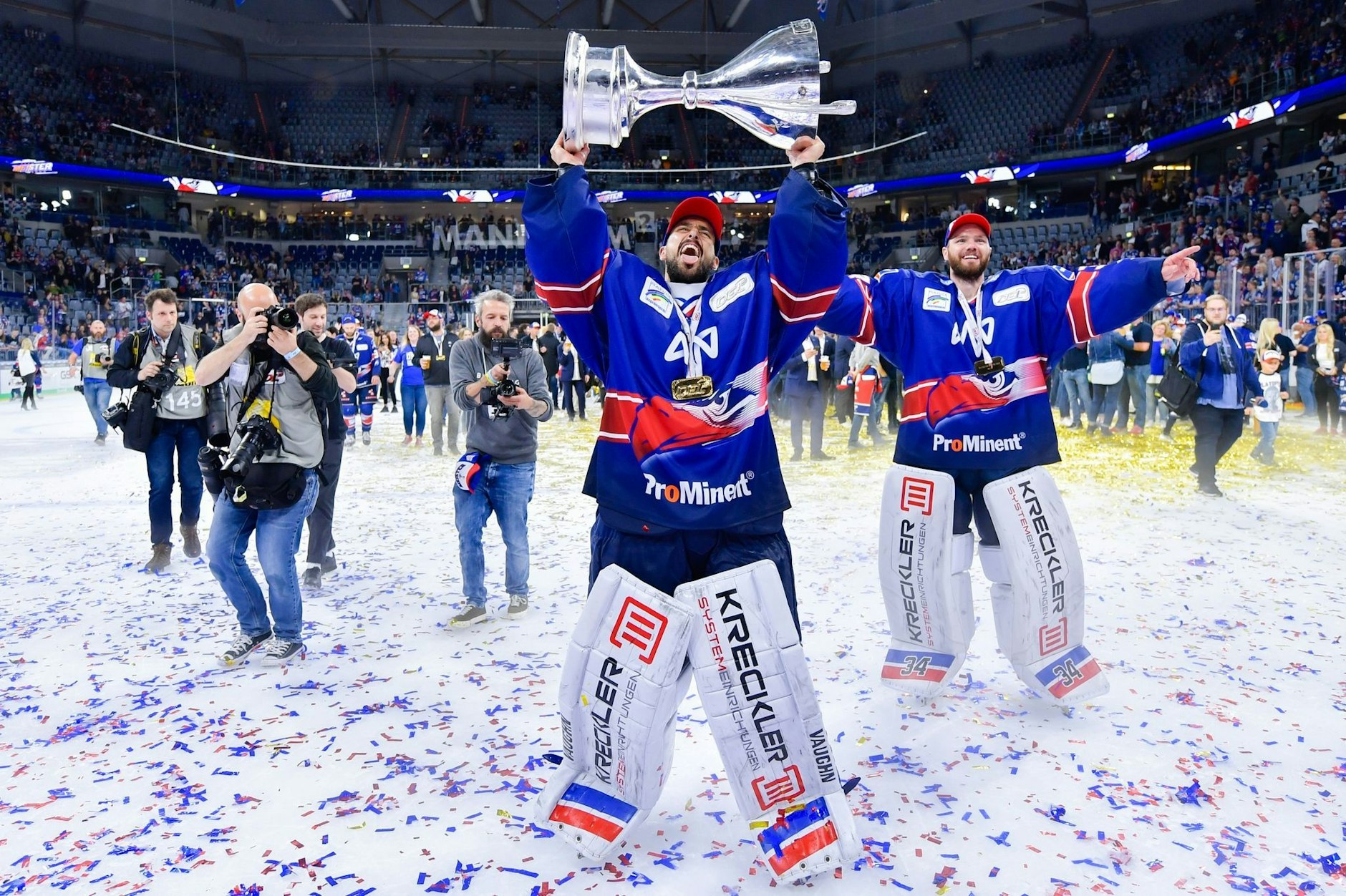 ARCHIV - Eishockey-Torhüter Dennis Endras (l) beendet seine Karriere.  