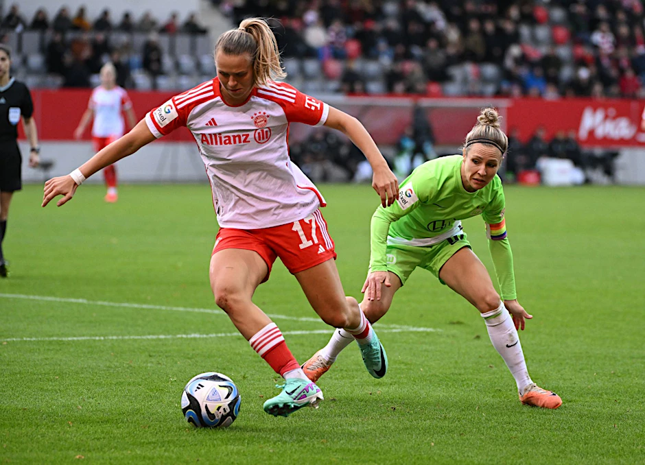 ARCHIV - Klara Bühl (l) will mit dem FC Bayern die Meisterschaft perfekt machen.  
