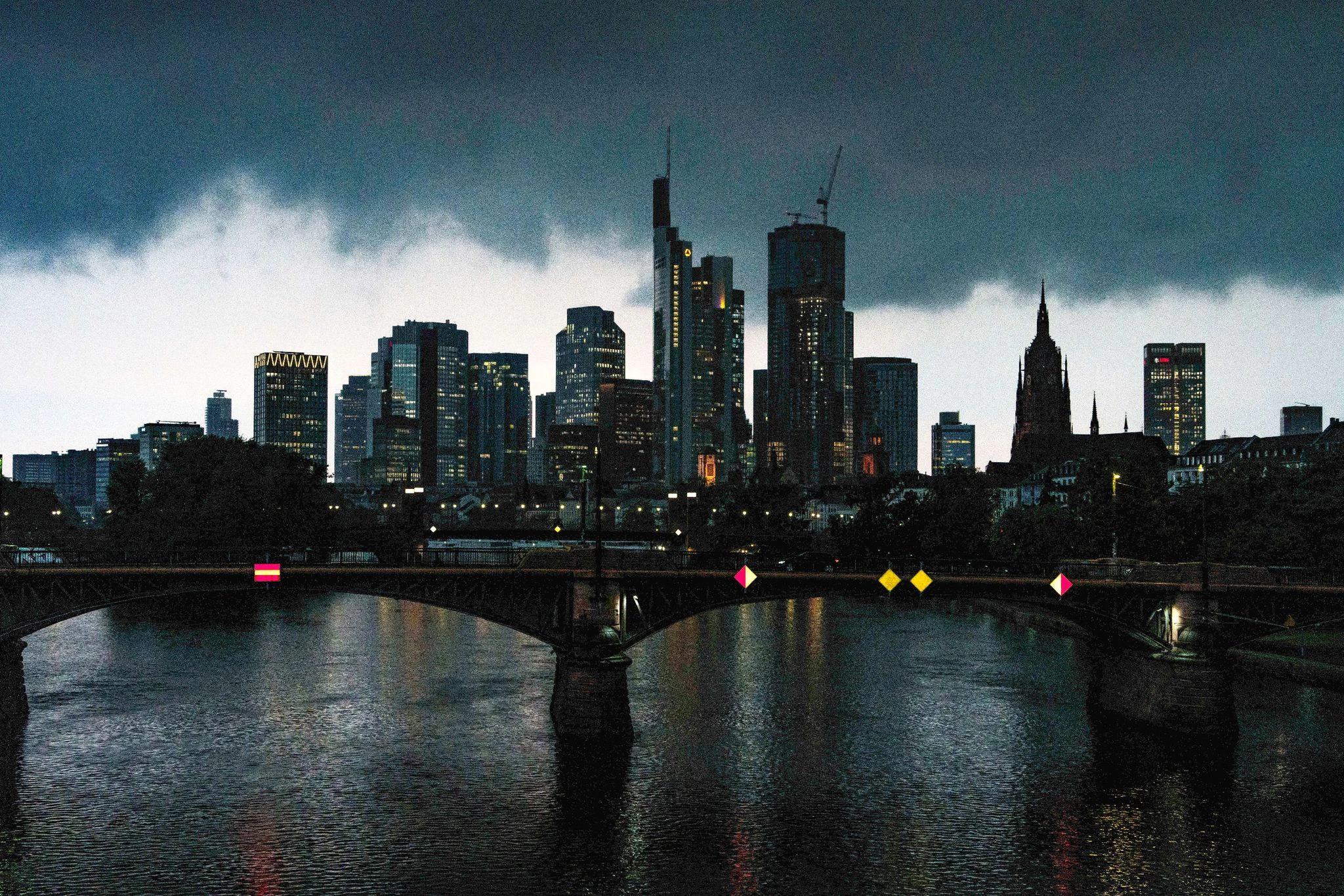 Dunkle Wolken zogen am Abend über die Skyline der Bankenstadt.  