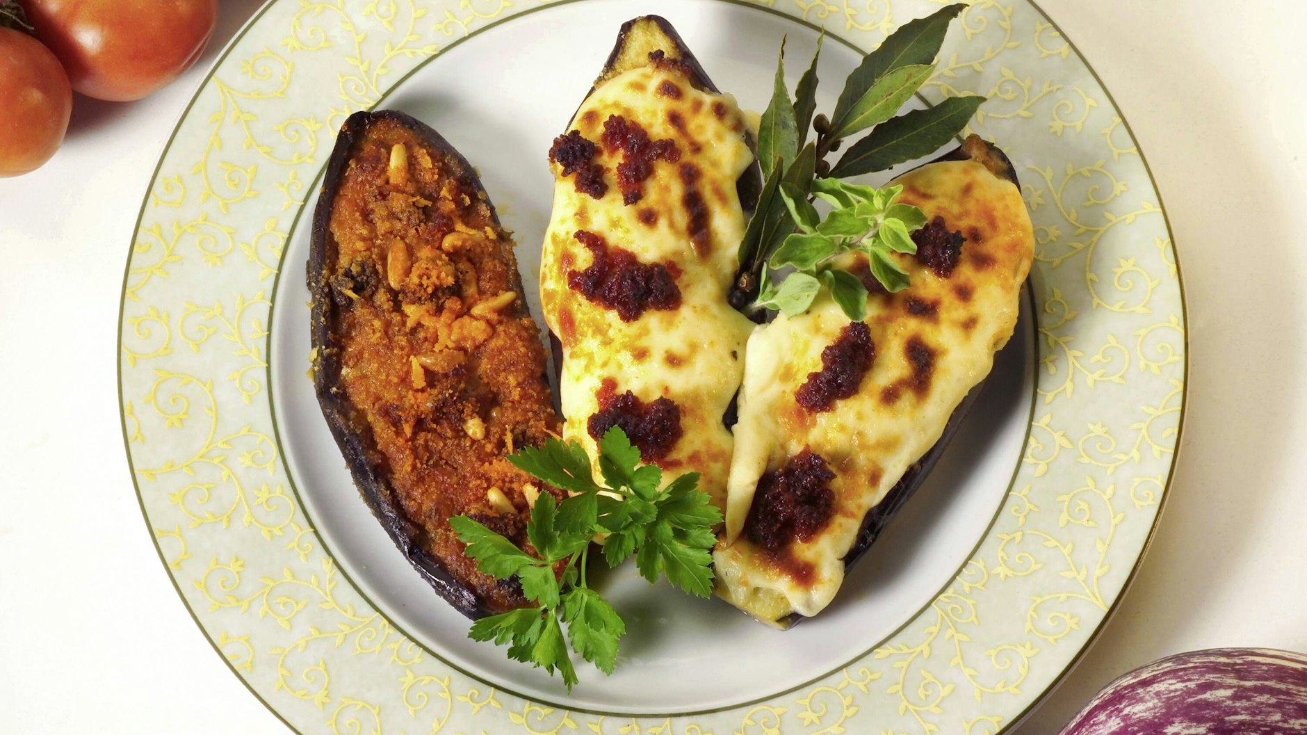 Die Aubergine aus der Heißluftfritteuse lässt sich mit und ohne Käse zubereiten.