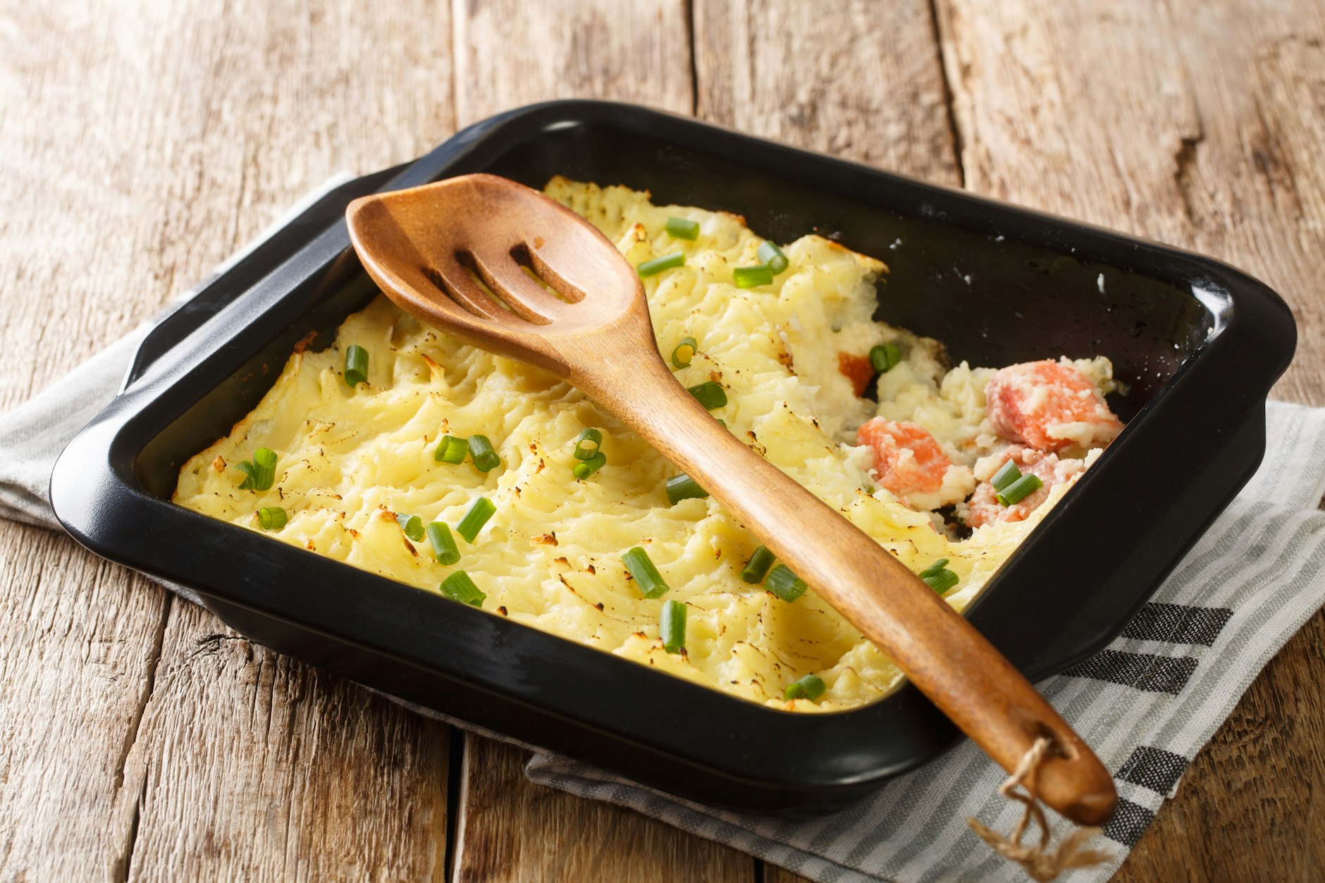 Ein Fisherman's Pie kommt duftend und kross aus dem Ofen. 