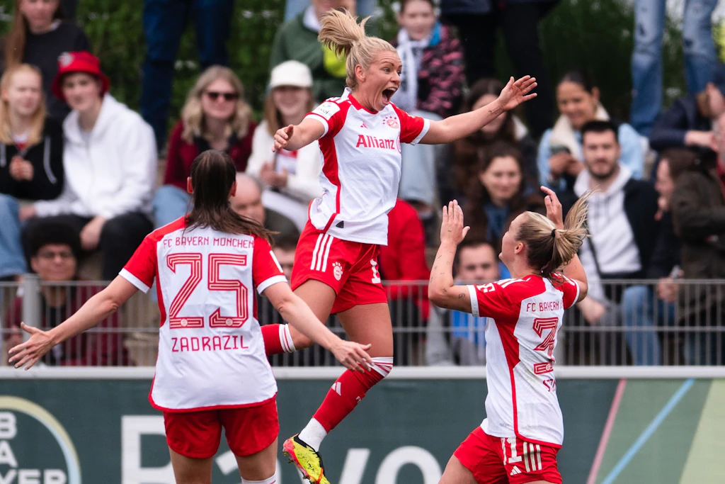 Die Frauen des FC Bayern machen es den Männern vor und holen den Meistertitel