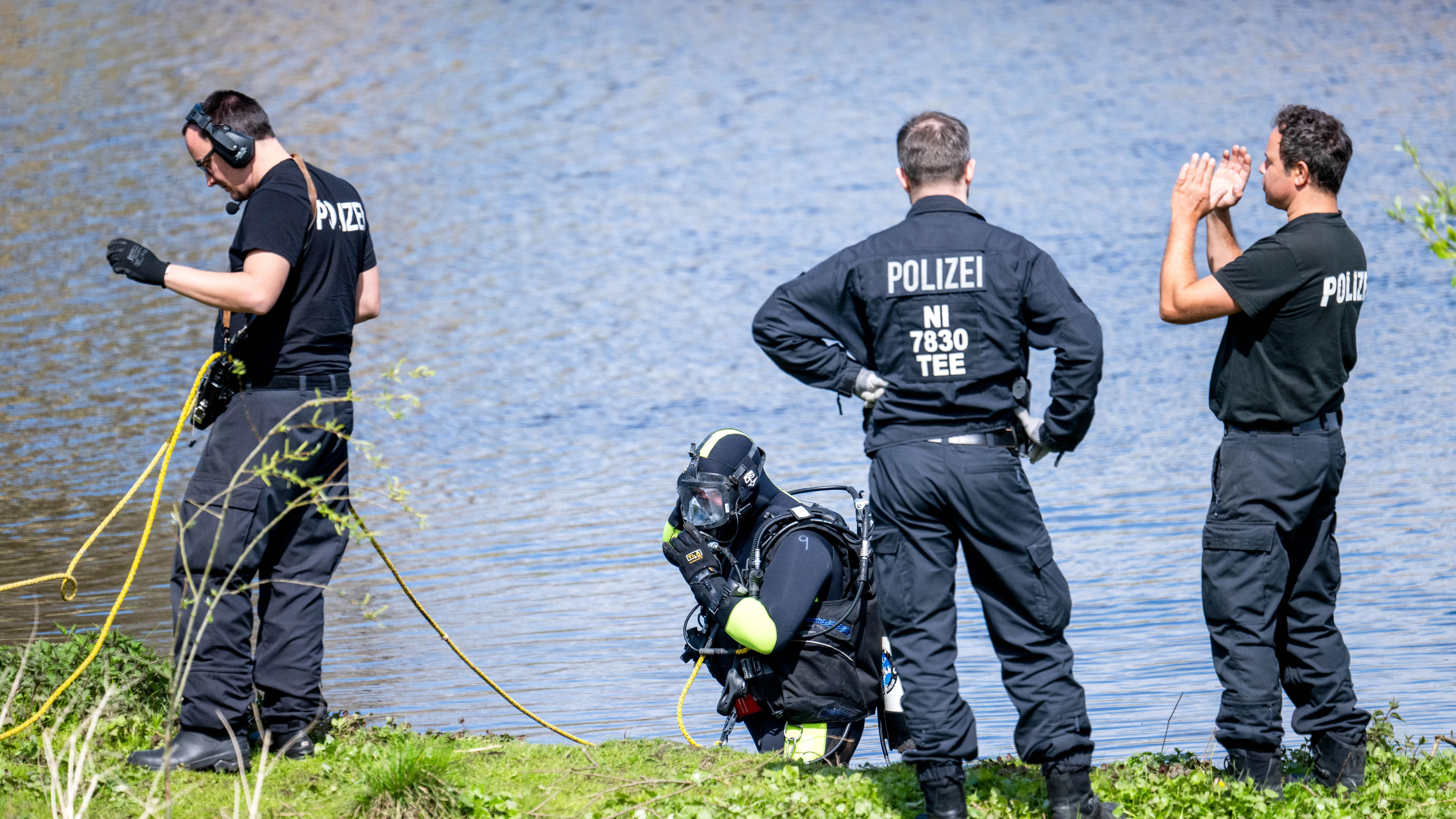 Ein Taucher der Polizei steigt auf der Suche nach Arian in die Oste.&nbsp;