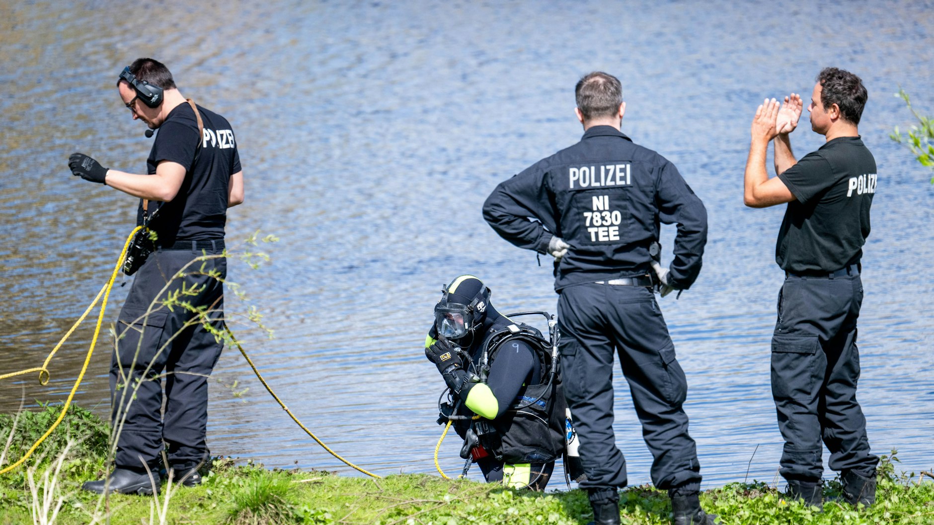 Ein Taucher der Polizei steigt auf der Suche nach Arian in die Oste.&nbsp;