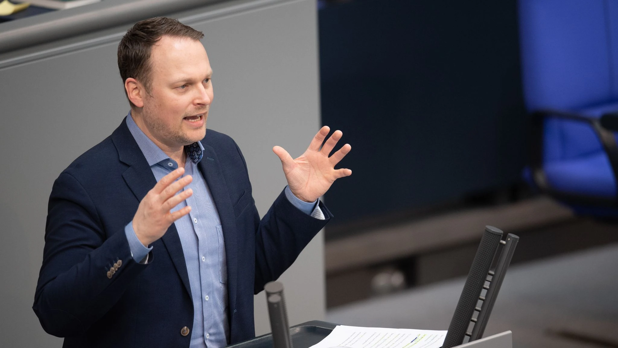 Grünen-Politiker Kai Gehring spricht im Bundestag.&nbsp; Auch er wurde angegriffen.&nbsp;