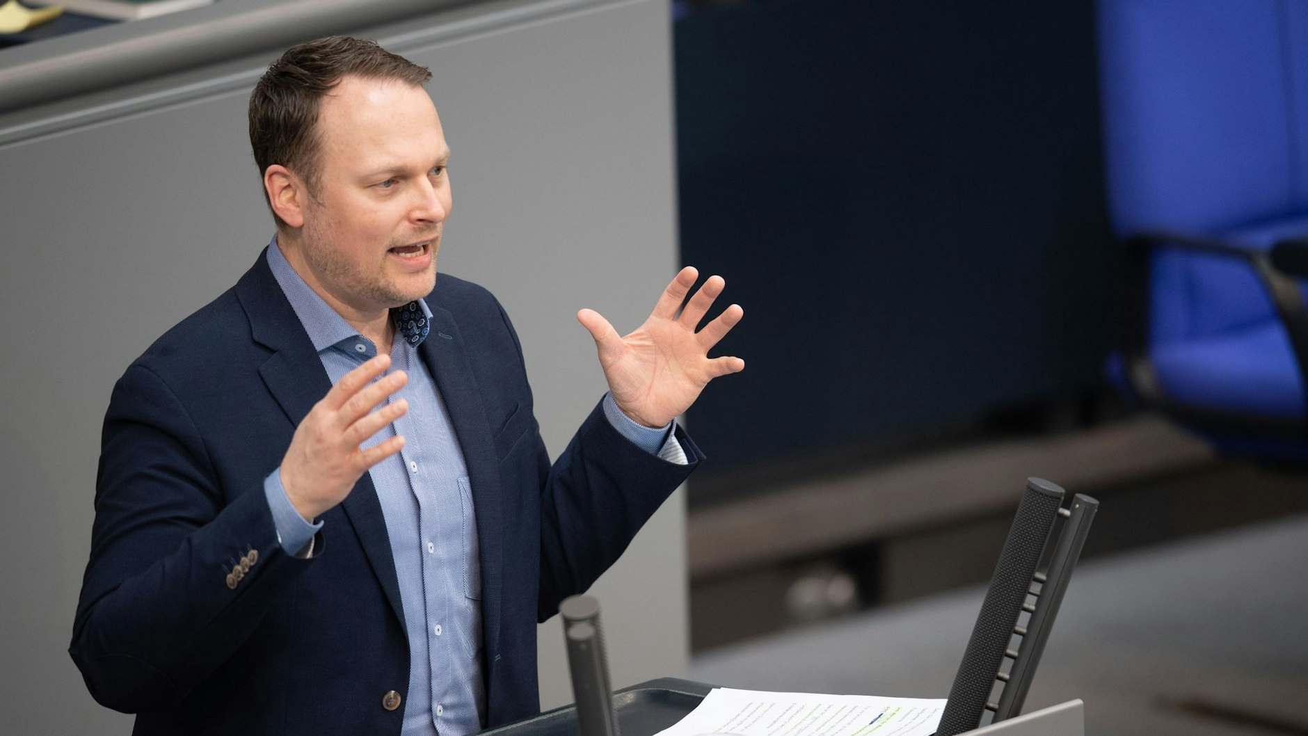 Grünen-Politiker Kai Gehring spricht im Bundestag.&nbsp; Auch er wurde angegriffen.&nbsp;