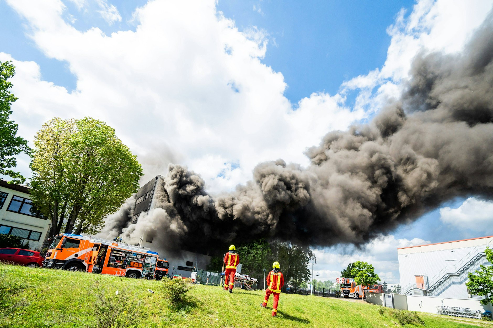 Die Feuerwehr am Freitag im Einsatz bei einem Großbrand in der Firma Diehl in Lichterfelde: Das Gebäude muss jetzt abgerissen werden.