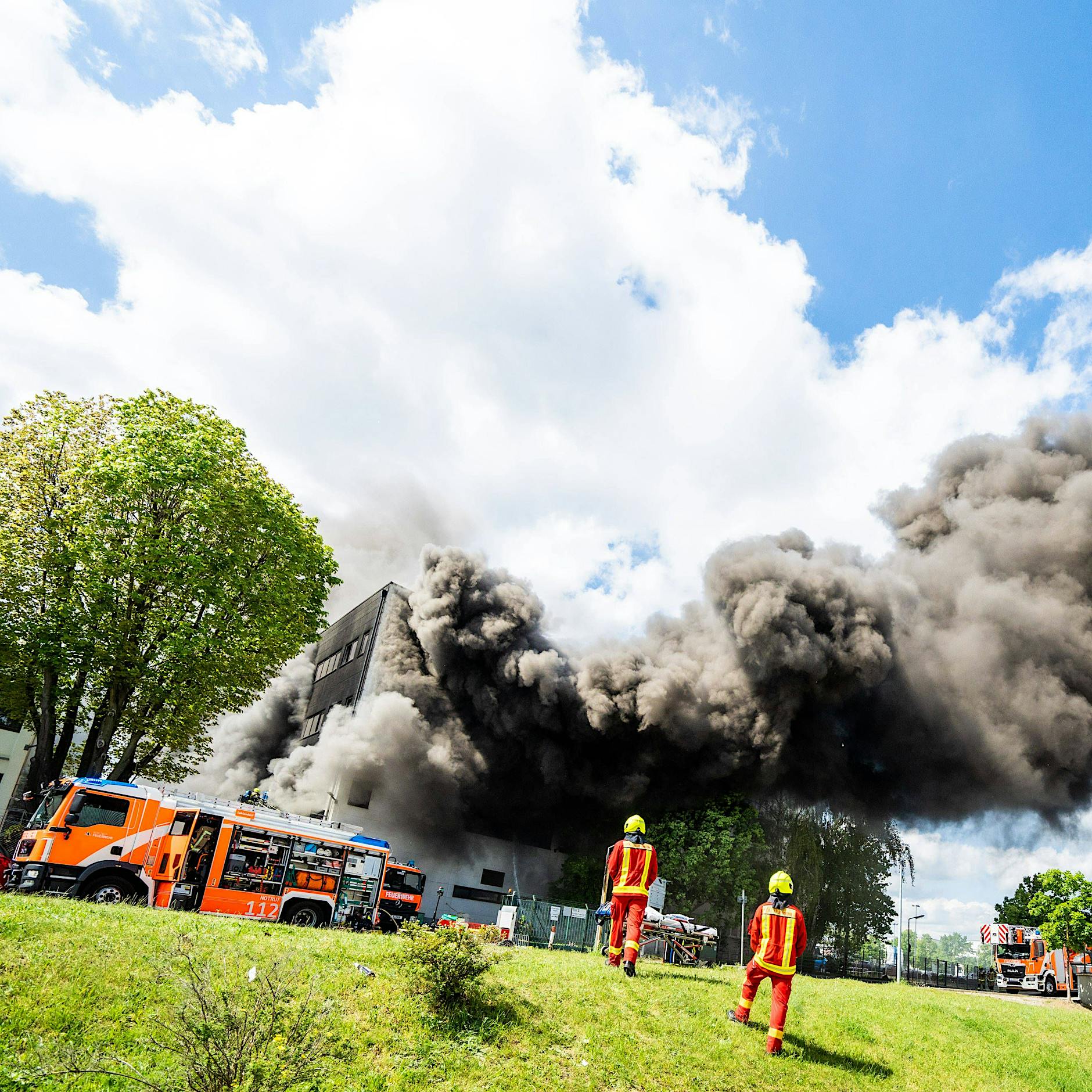 Brand in Lichterfelde: Chemikalien in Wasser und Nahrung – Einsatzkräfte in Gefahr gebracht?