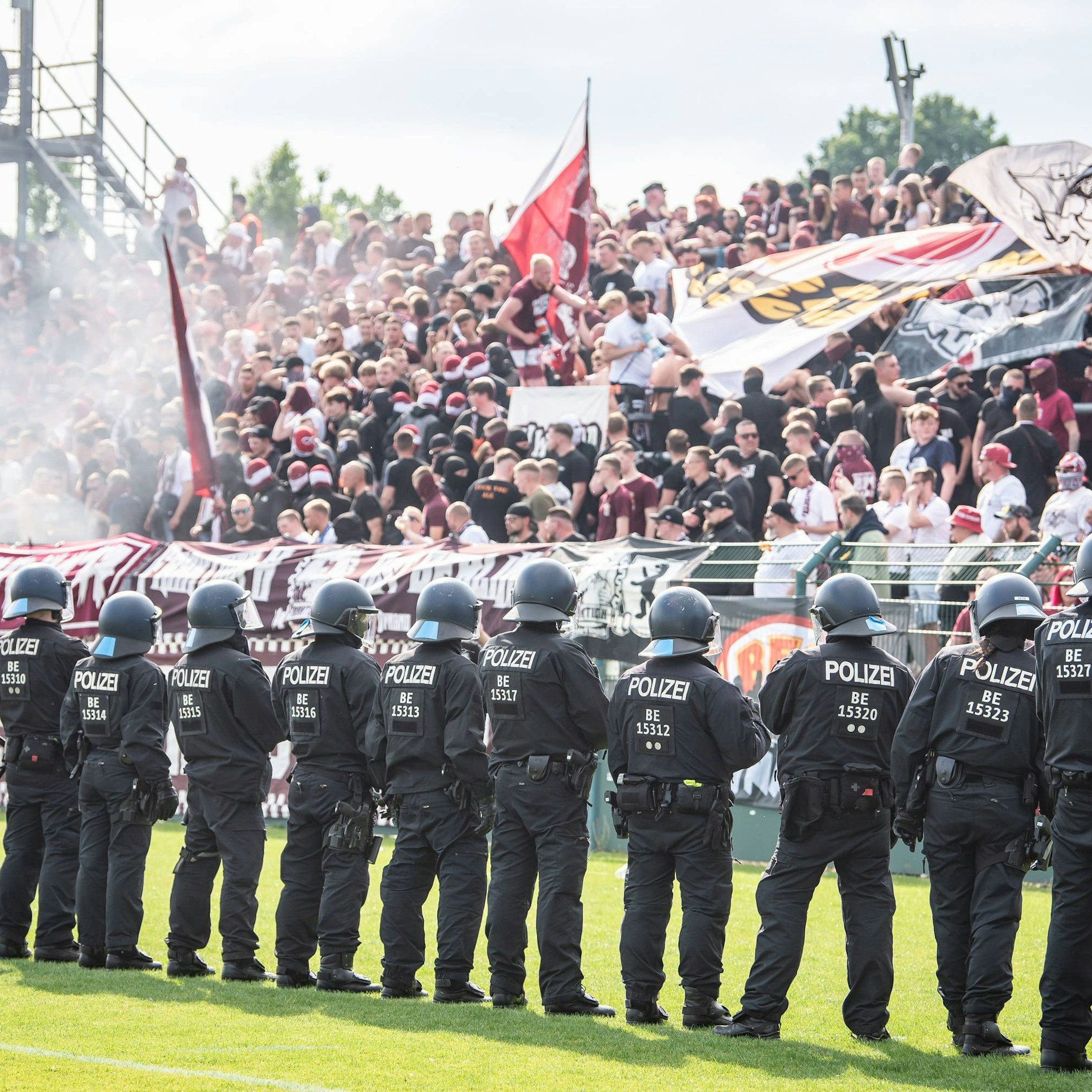 Die Polizei rückte an, weil erst die Fans aus Cottbus Pyros abfackelten und dann auch noch die Dynamo-Anhänger.