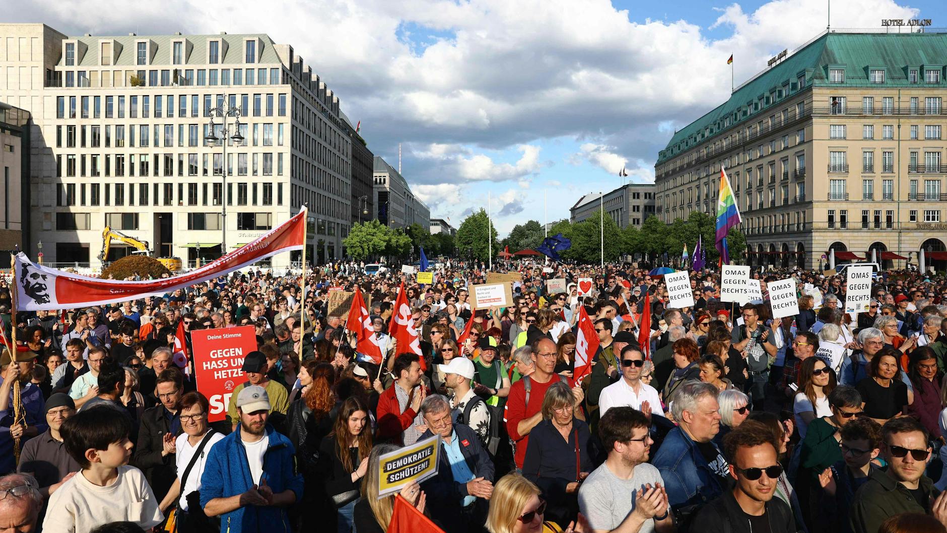 So viele Menschen waren spontan als Zeichen gegen Rechts auf dem Pariser Platz erschienen.