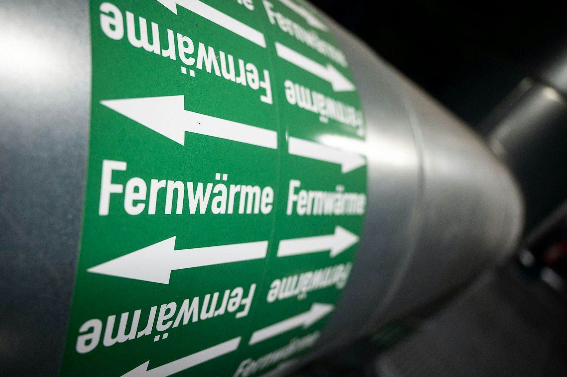 ARCHIV - Leitungen sind in der Fernwärmeverteilerstation eines Heizkraftwerks zu sehen.  